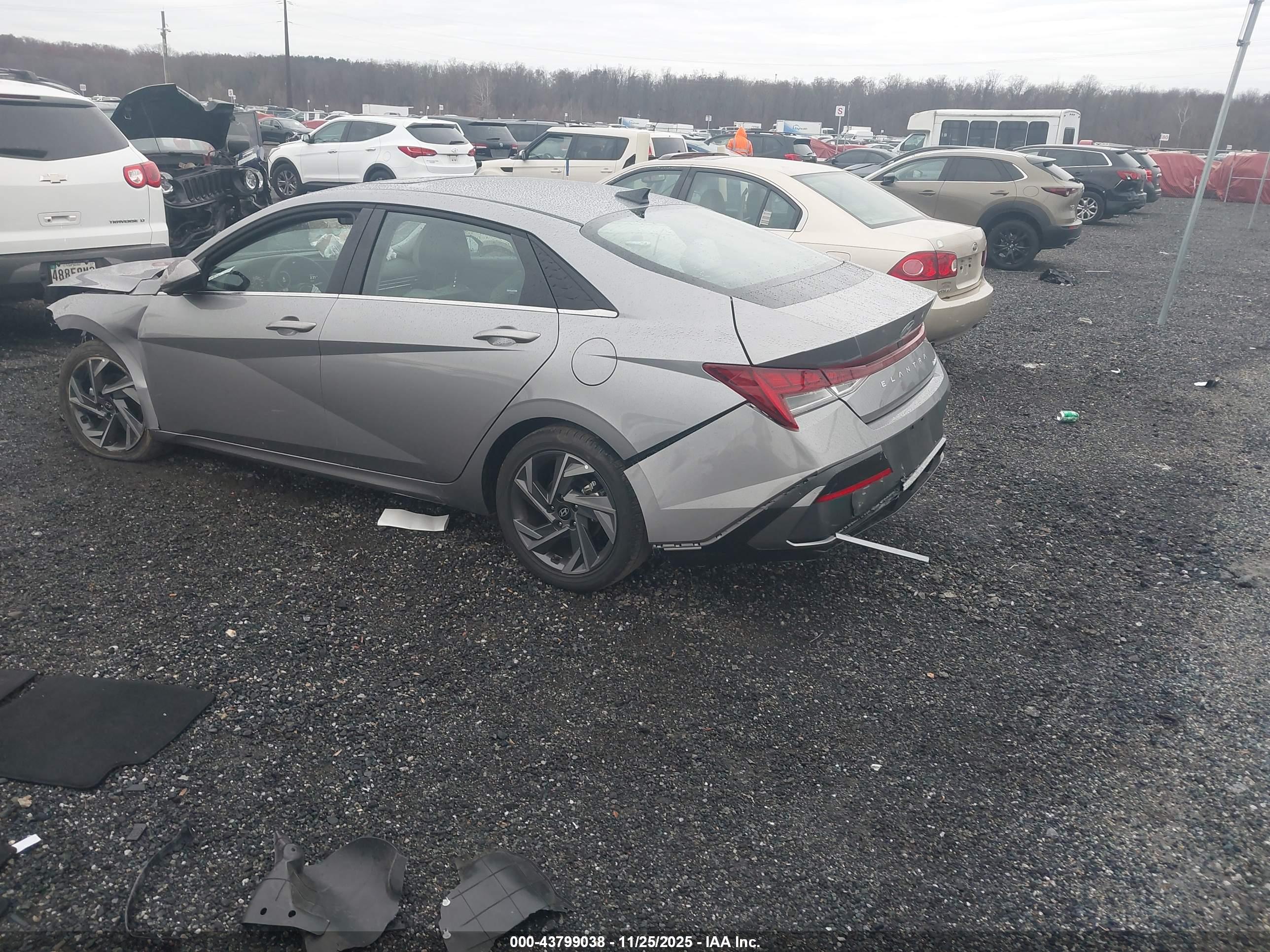 HYUNDAI ELANTRA image 3