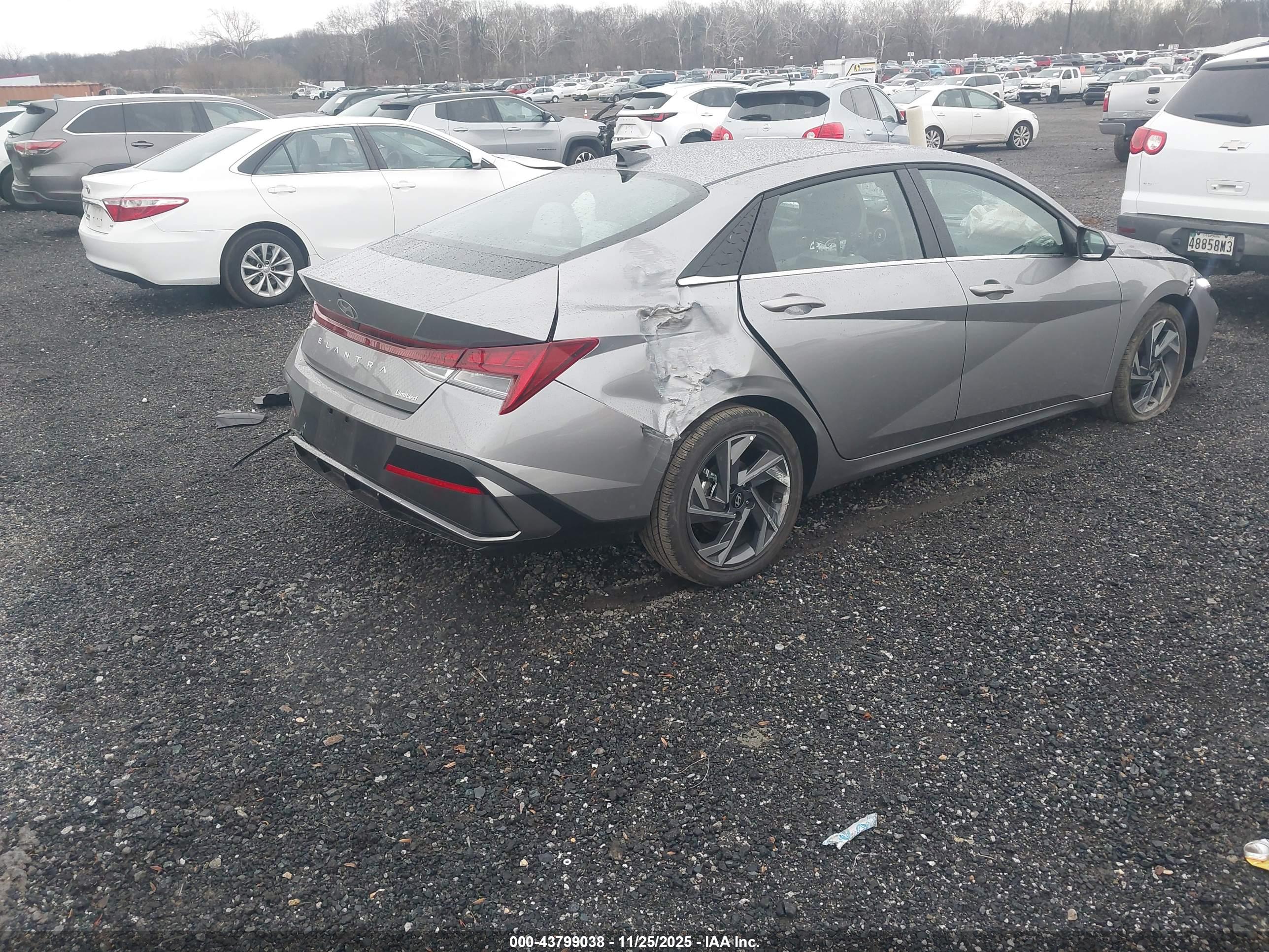 HYUNDAI ELANTRA image 4
