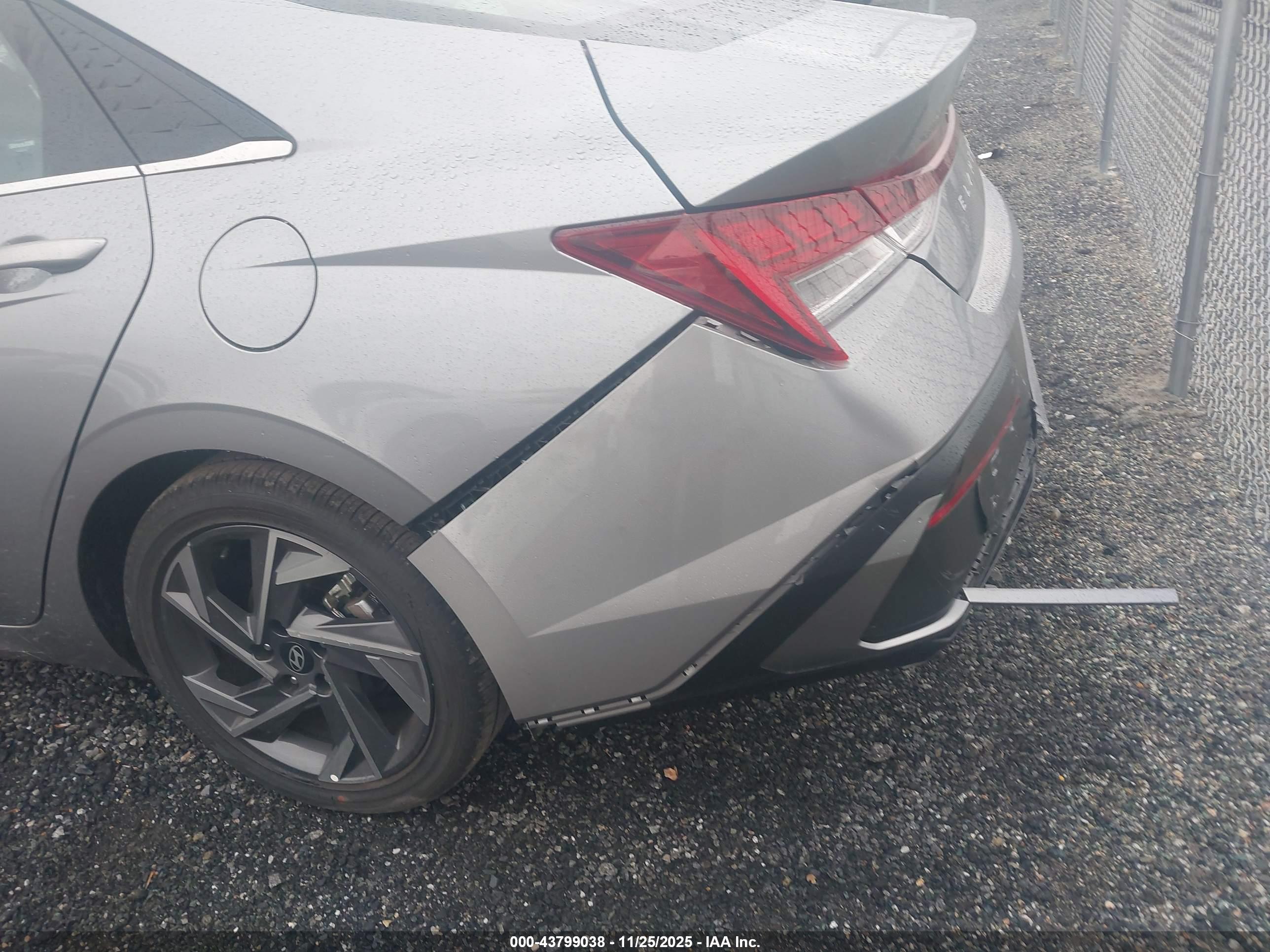 HYUNDAI ELANTRA image 6