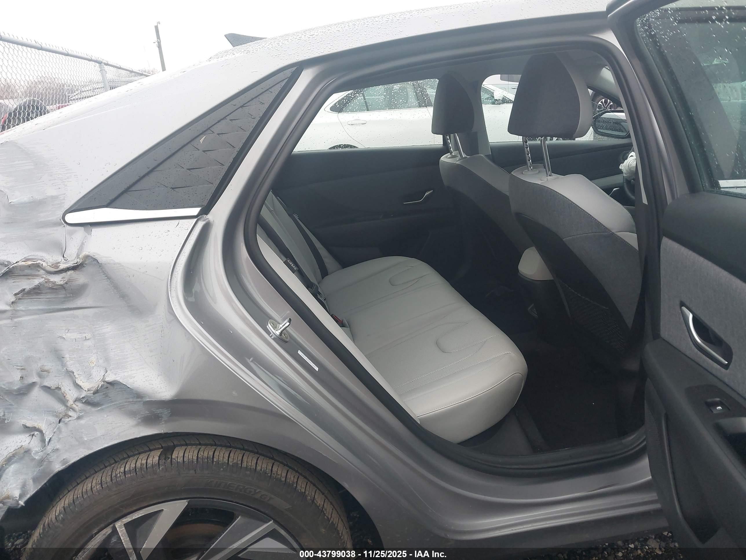 HYUNDAI ELANTRA image 8