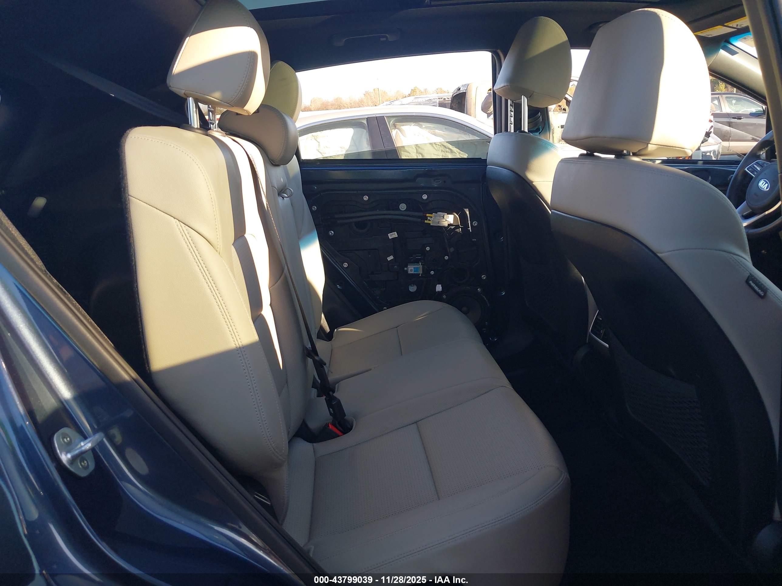 KIA SPORTAGE image 8