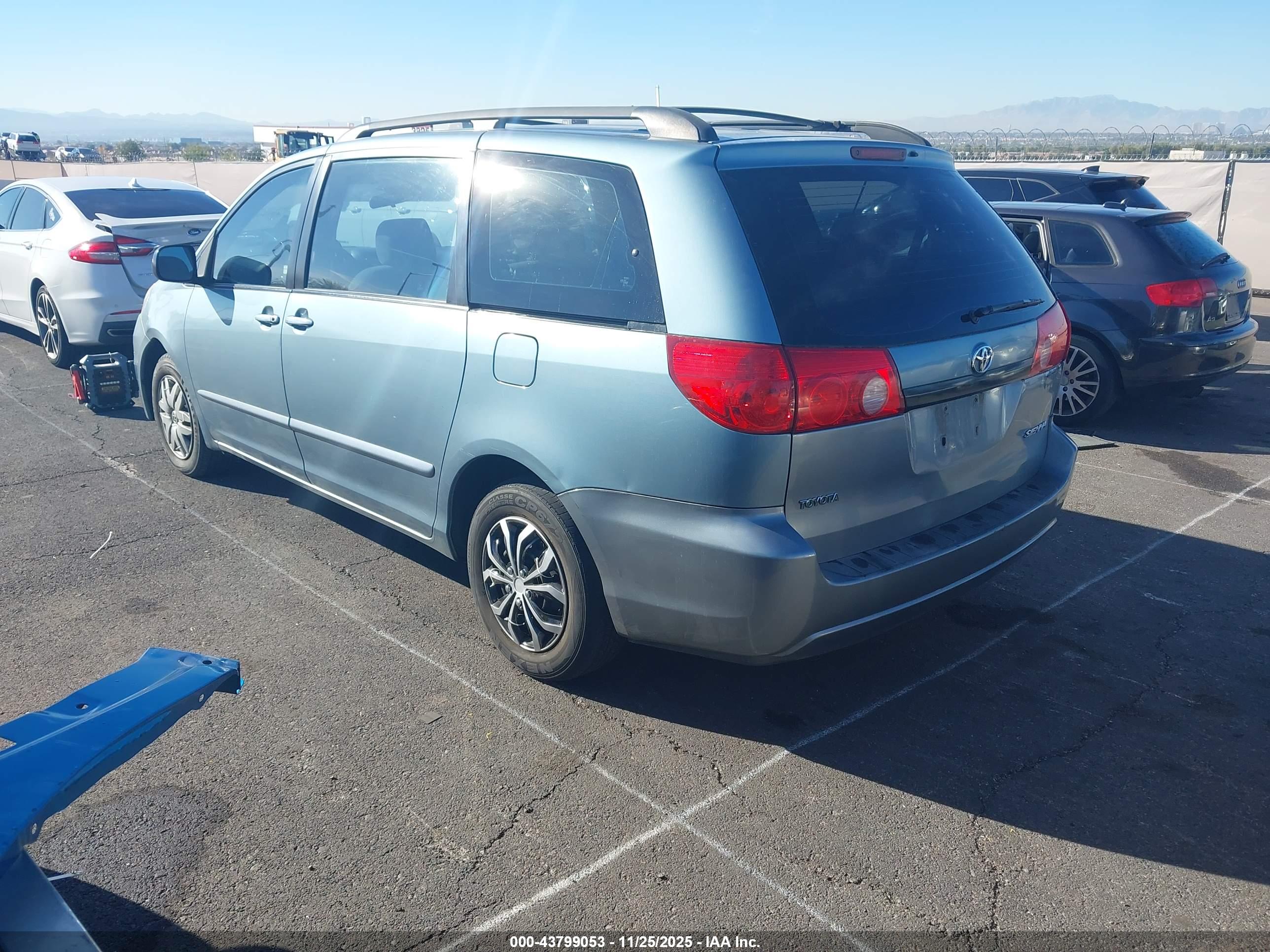 TOYOTA SIENNA image 3
