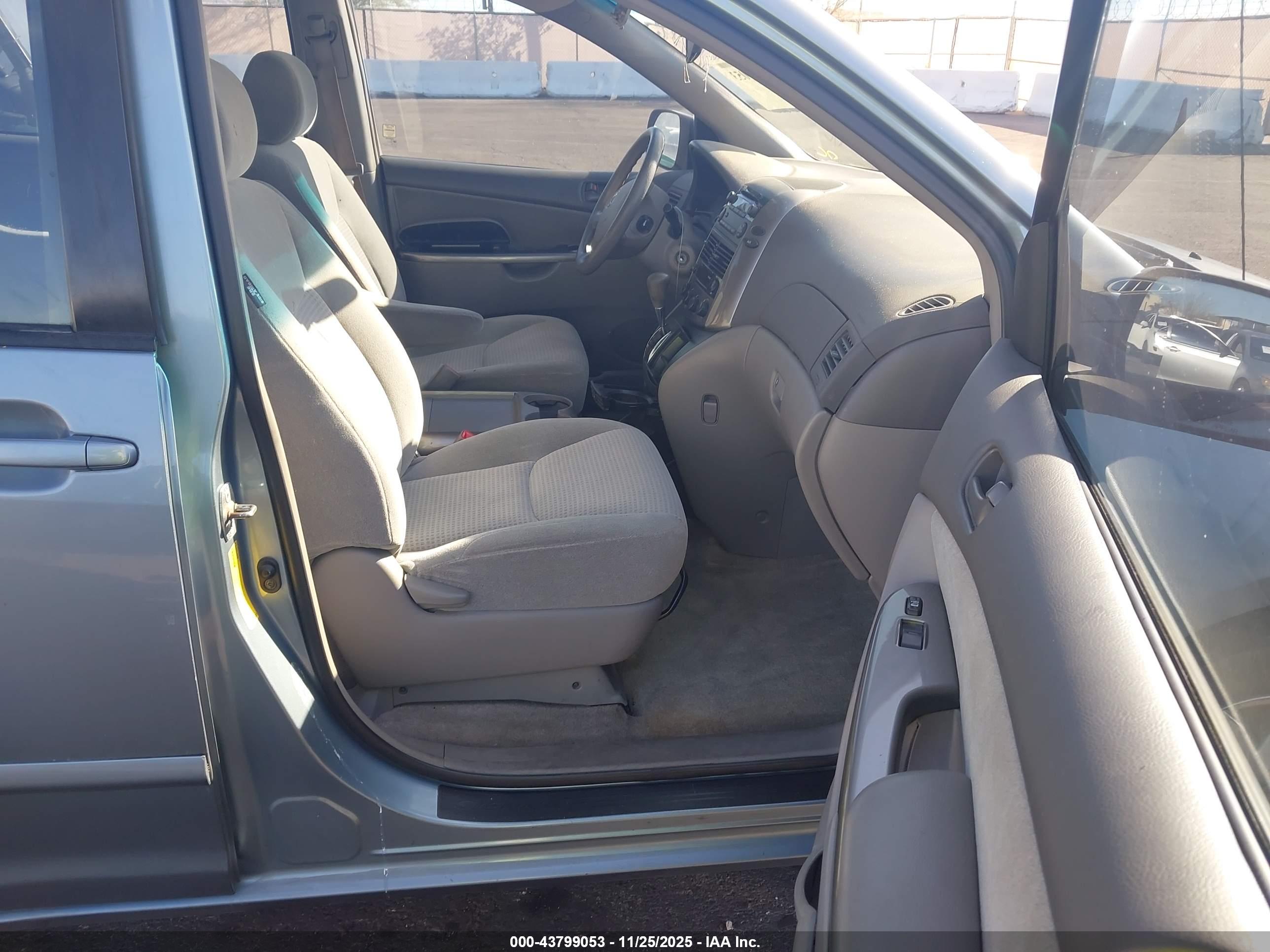 TOYOTA SIENNA image 5