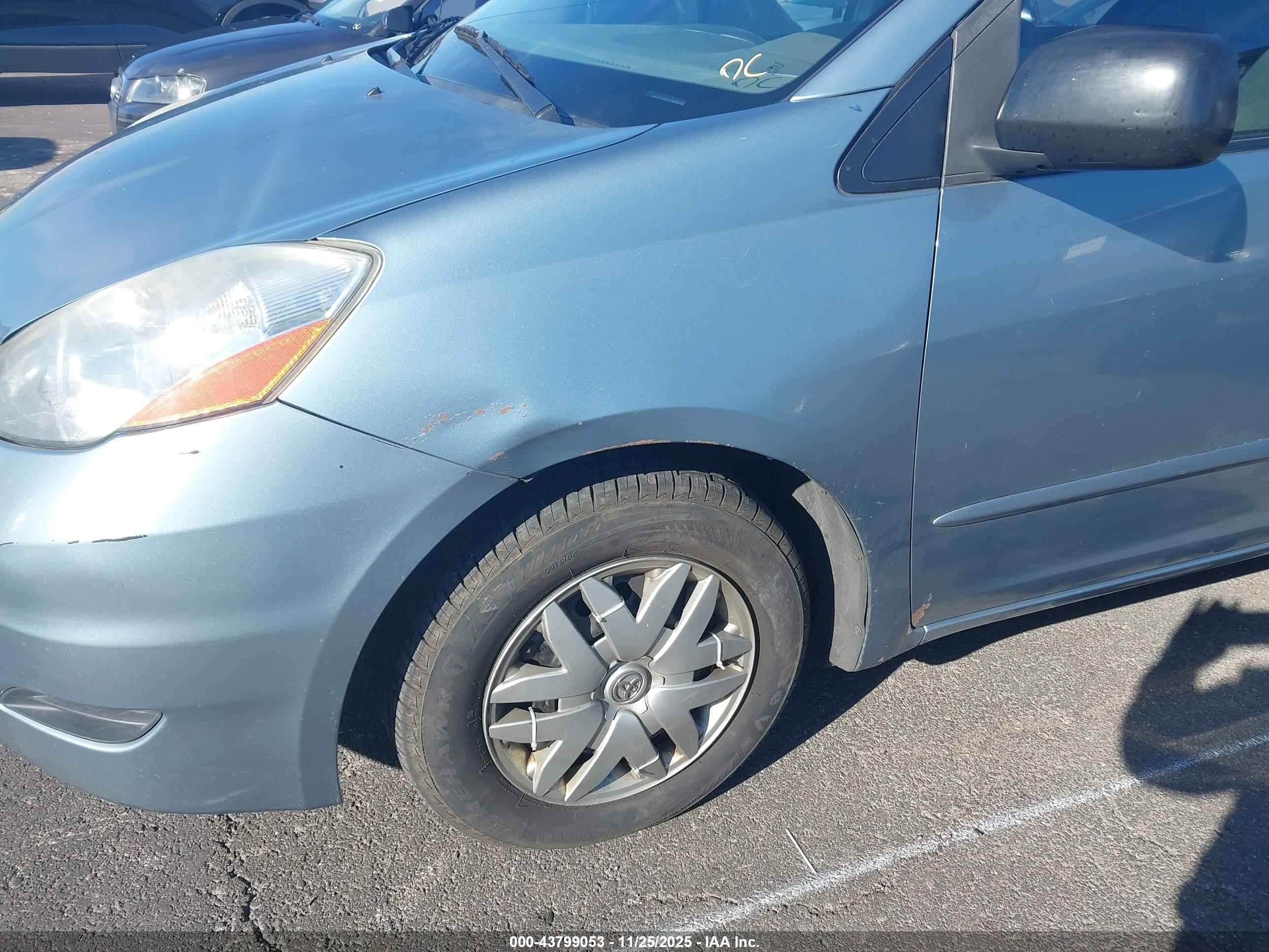 TOYOTA SIENNA image 6
