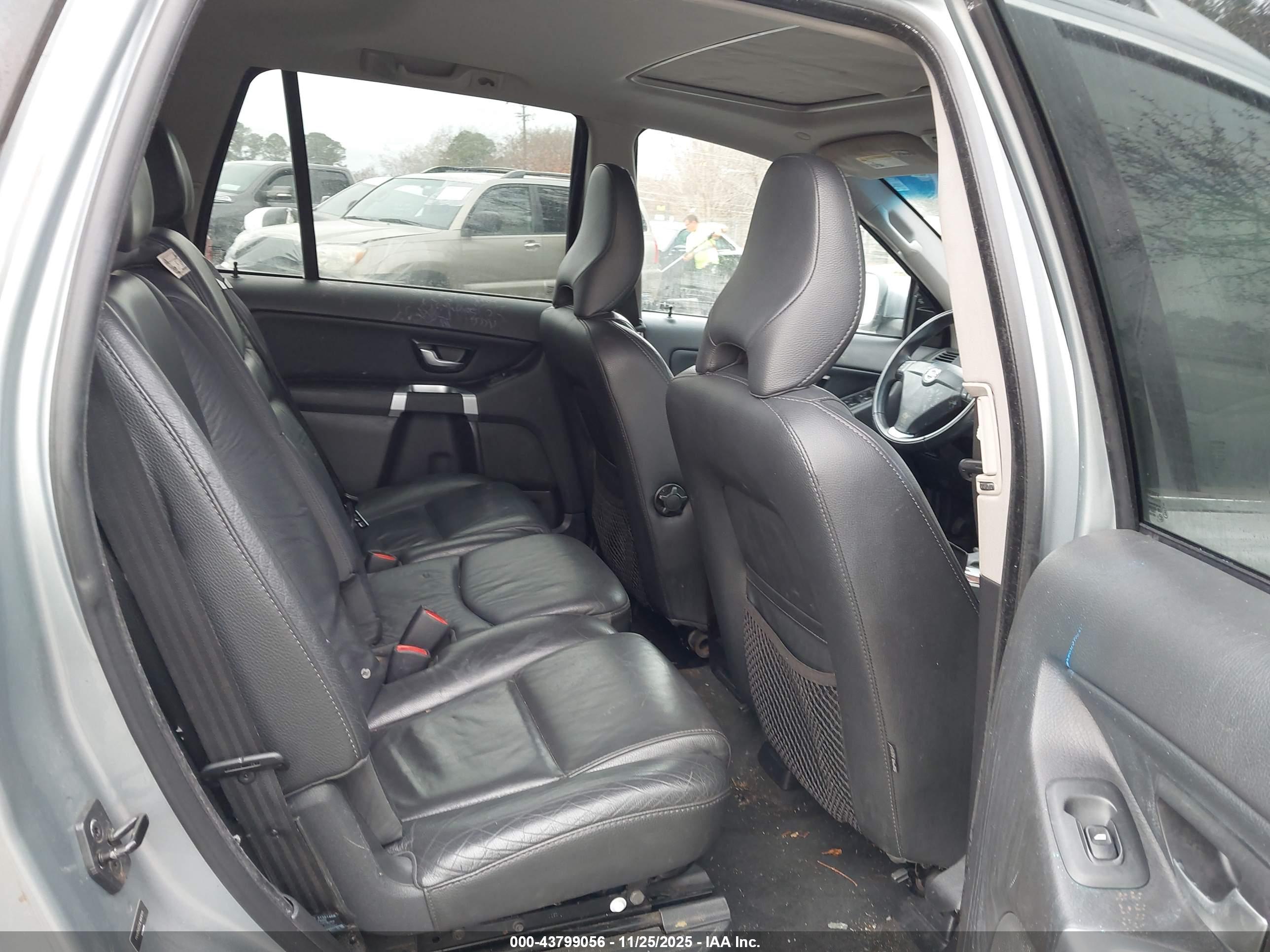 VOLVO XC90 image 8