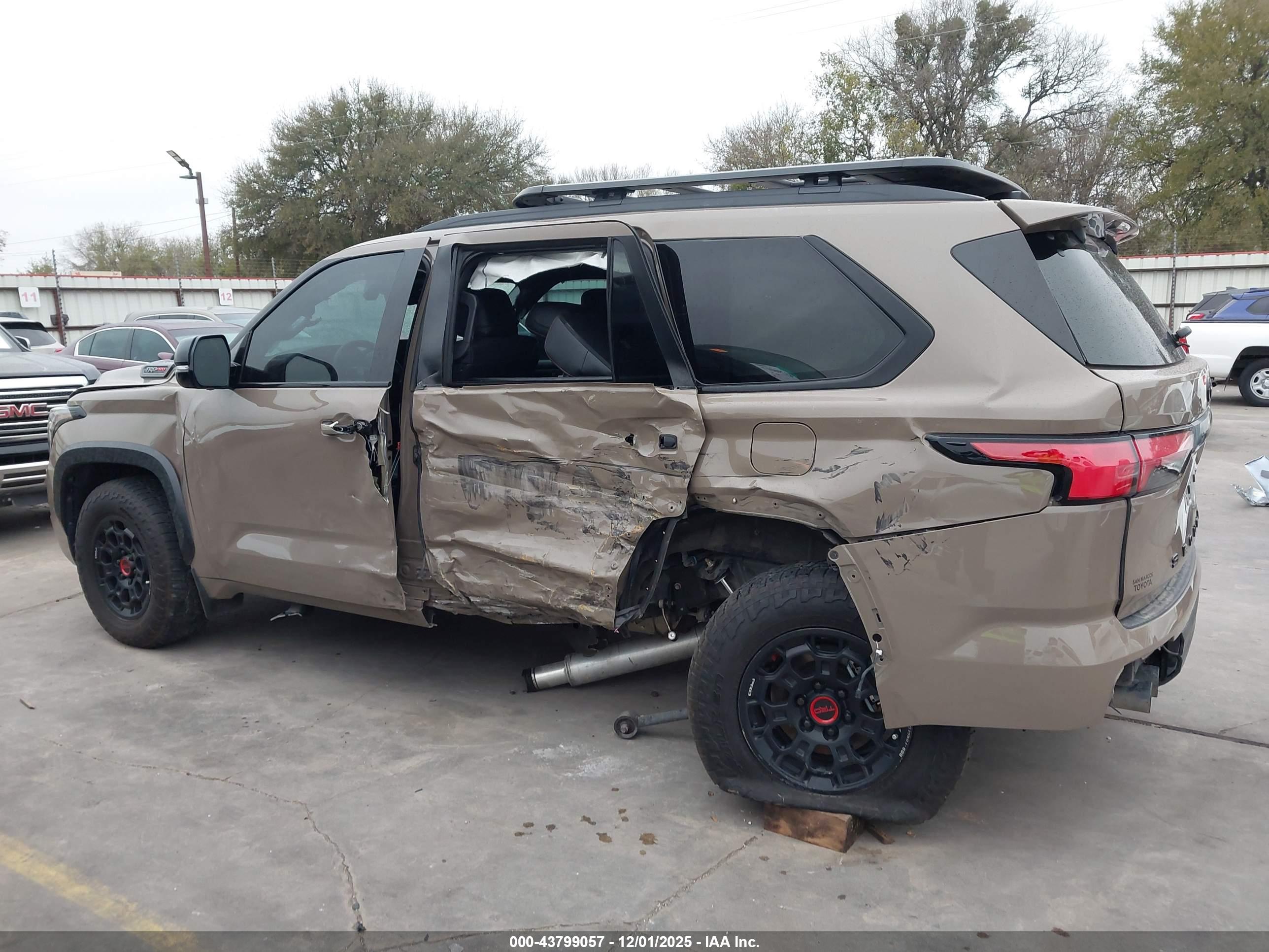 TOYOTA SEQUOIA image 6