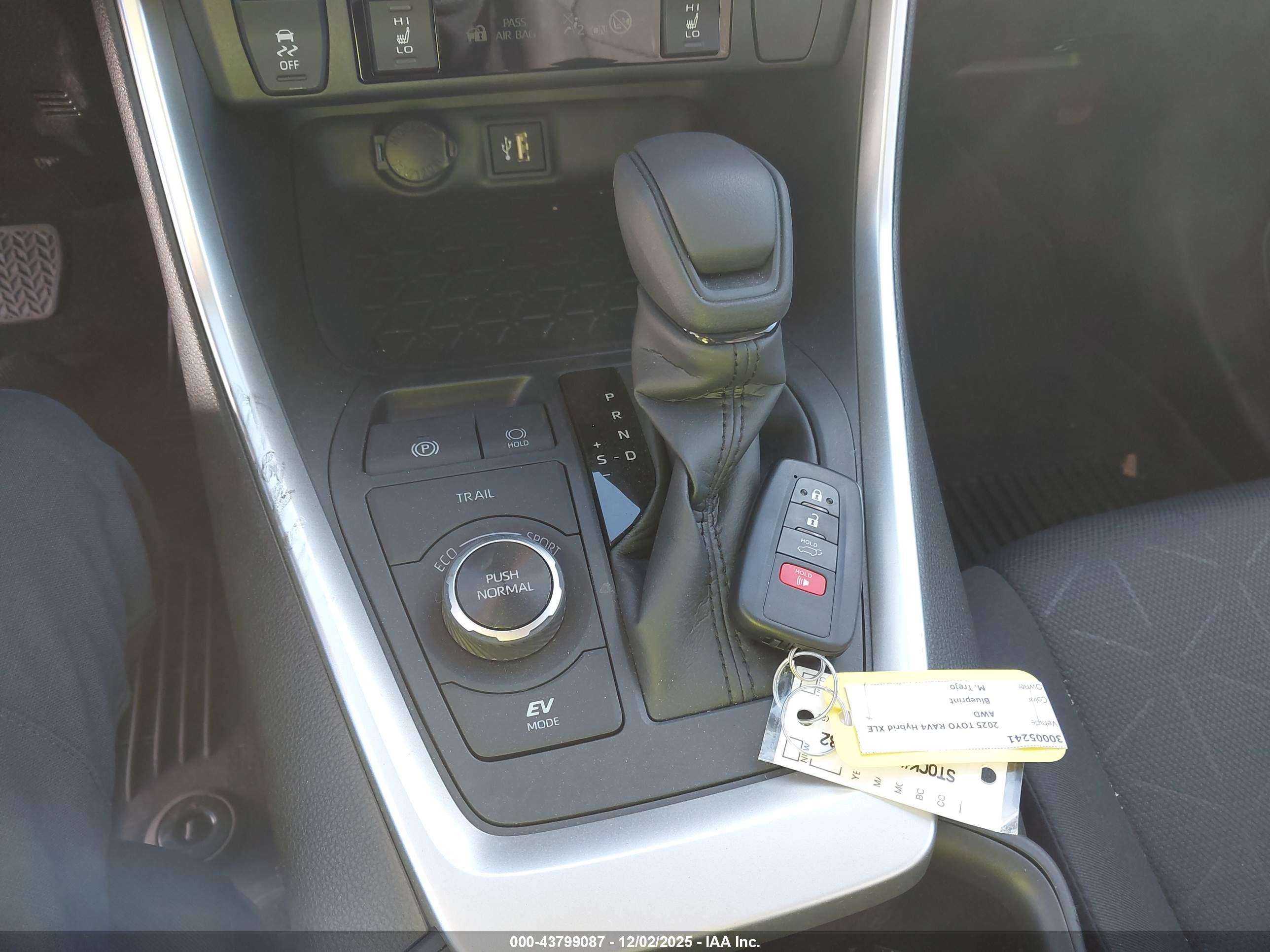 TOYOTA RAV4 image 11