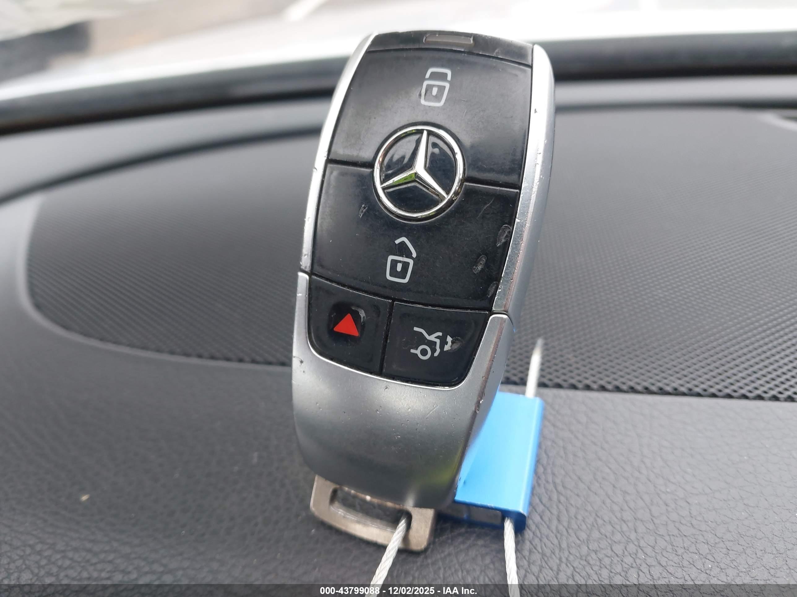 MERCEDES-BENZ E image 11