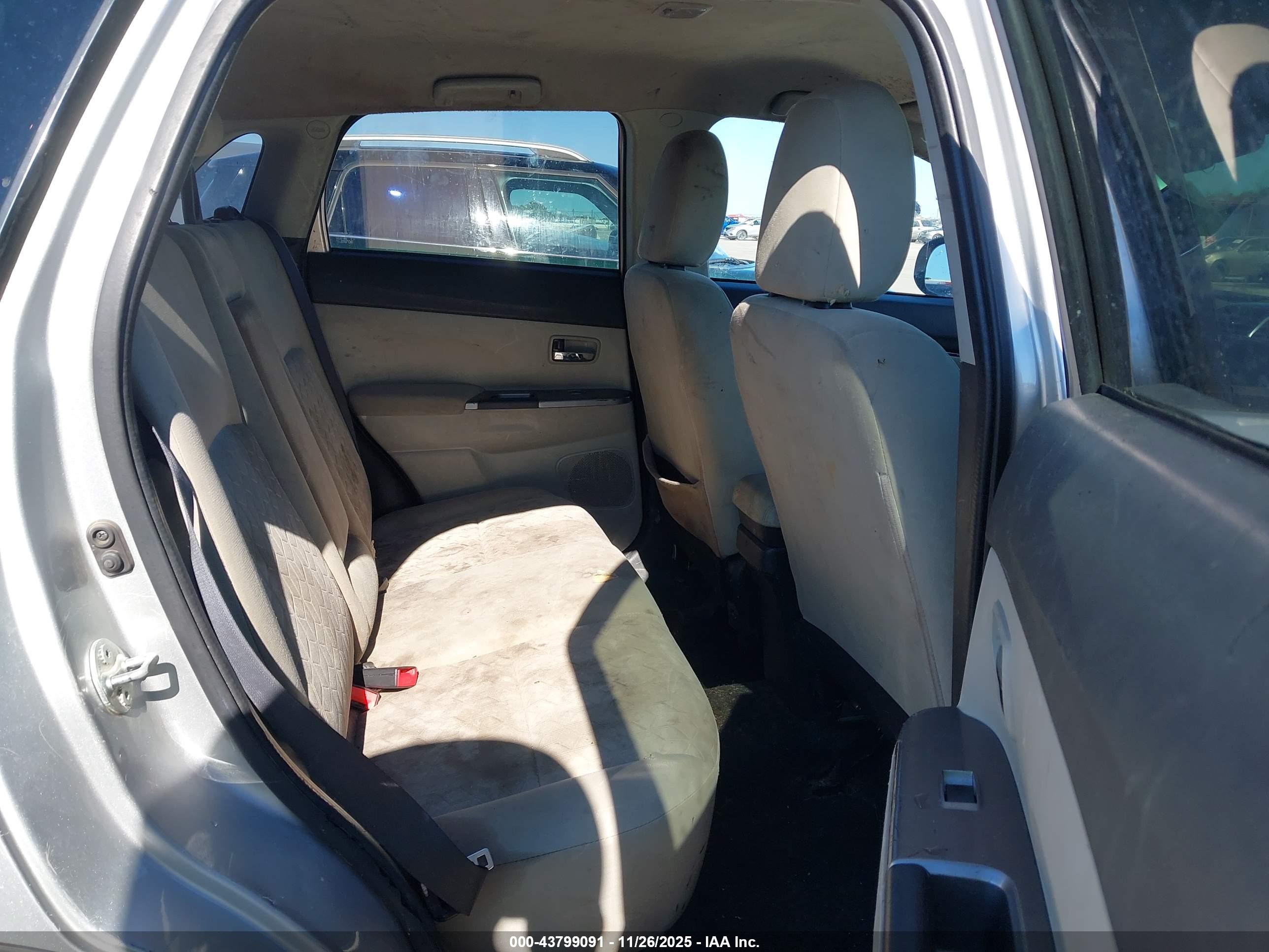MITSUBISHI OUTLANDER image 8