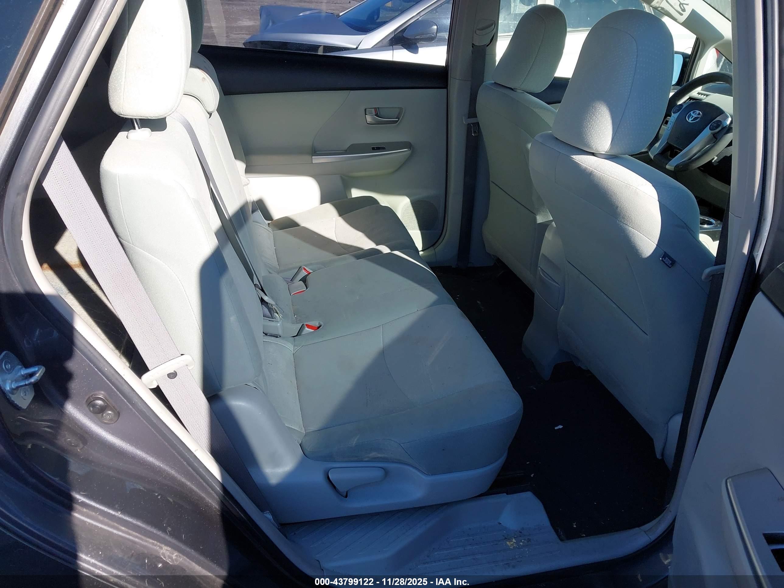 TOYOTA PRIUS image 8