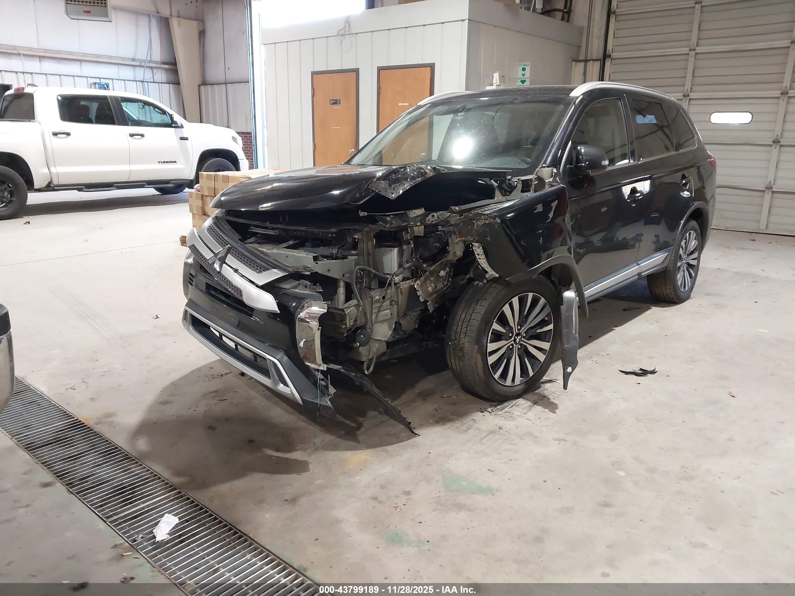 MITSUBISHI OUTLANDER image 2
