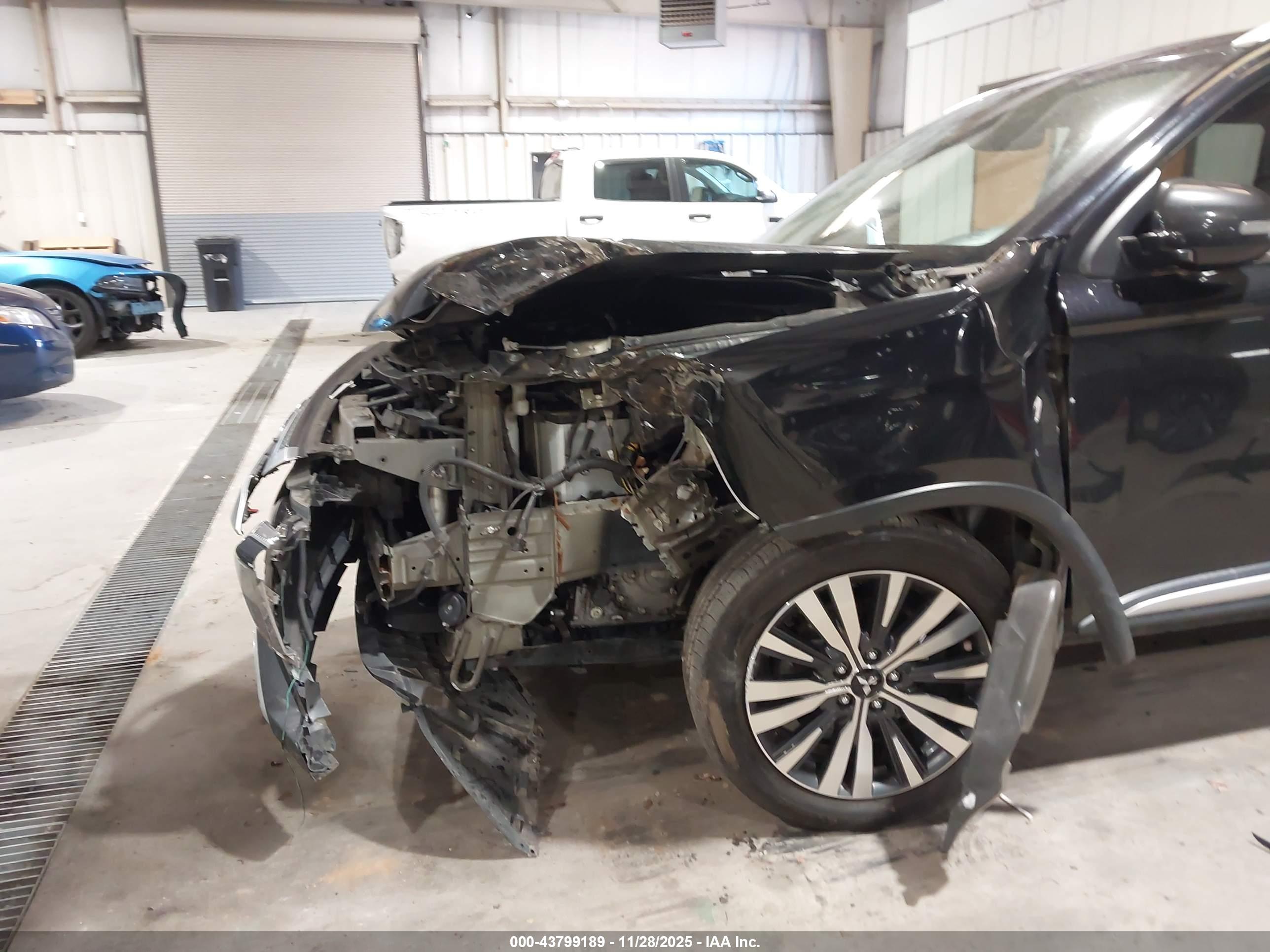 MITSUBISHI OUTLANDER image 6