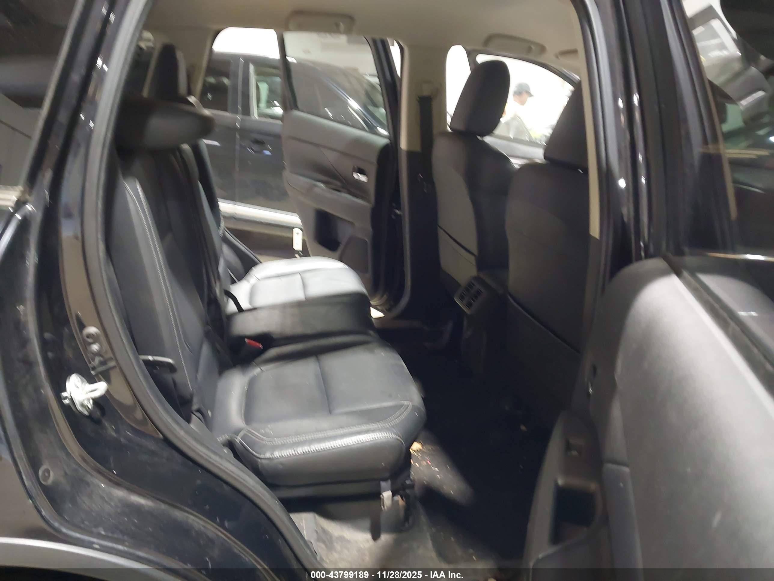 MITSUBISHI OUTLANDER image 8