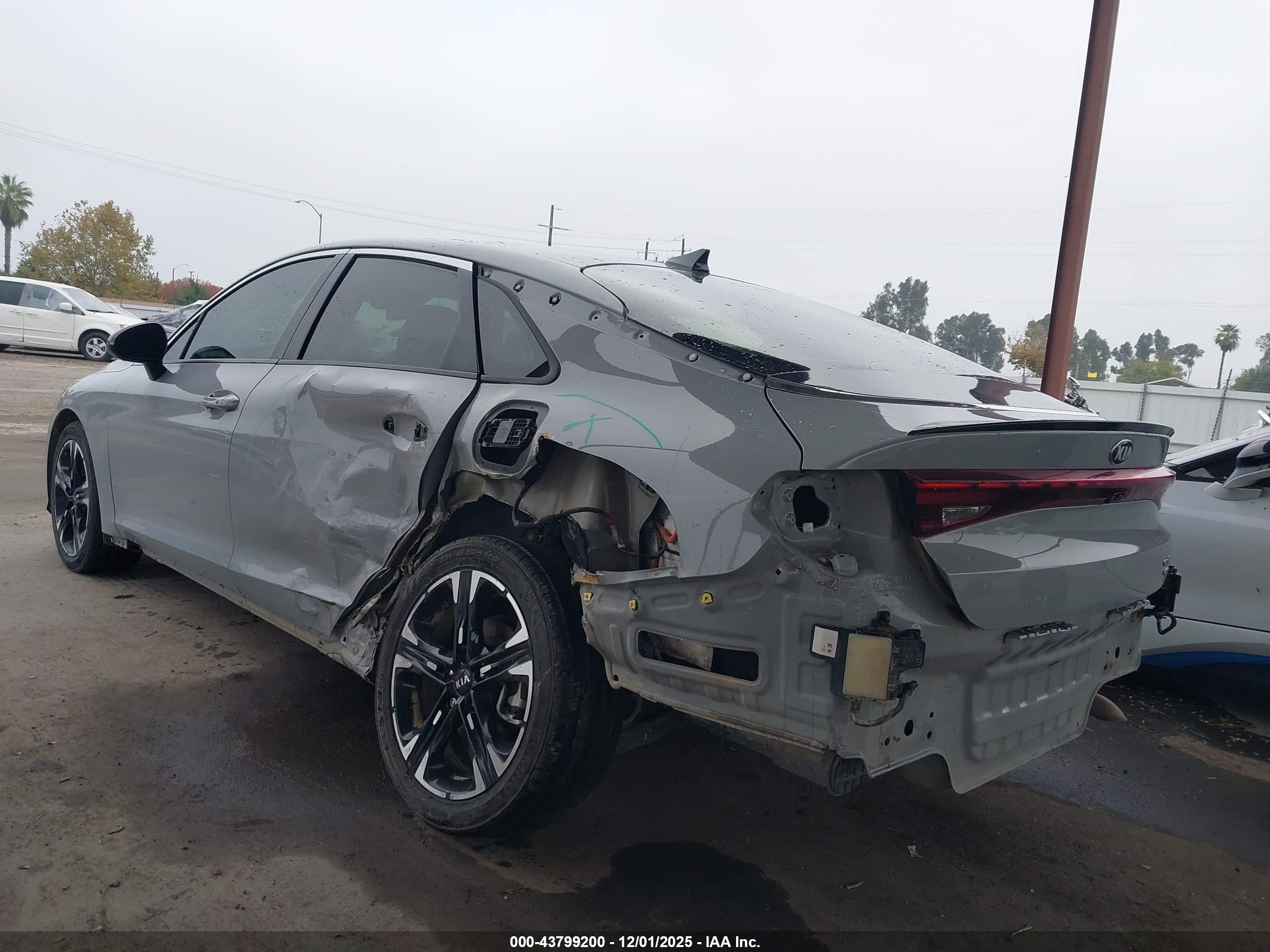 KIA K5 image 3