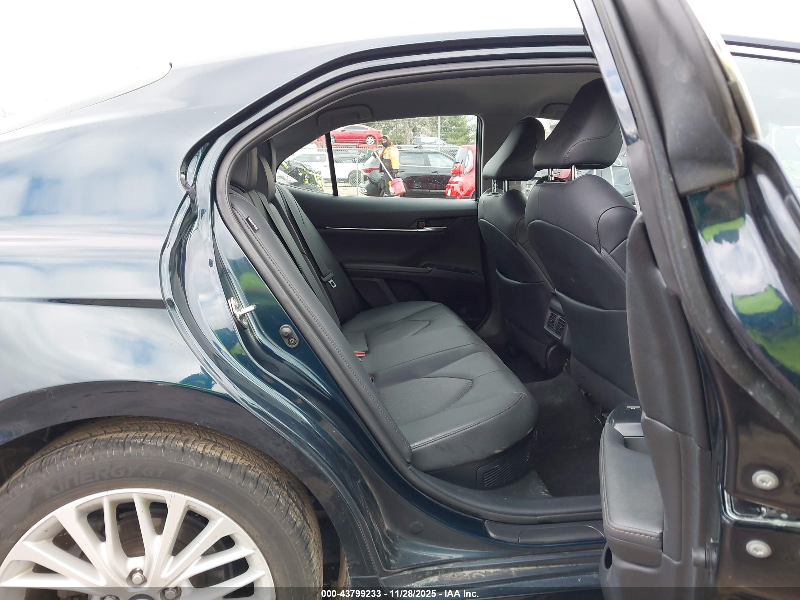 TOYOTA CAMRY image 8