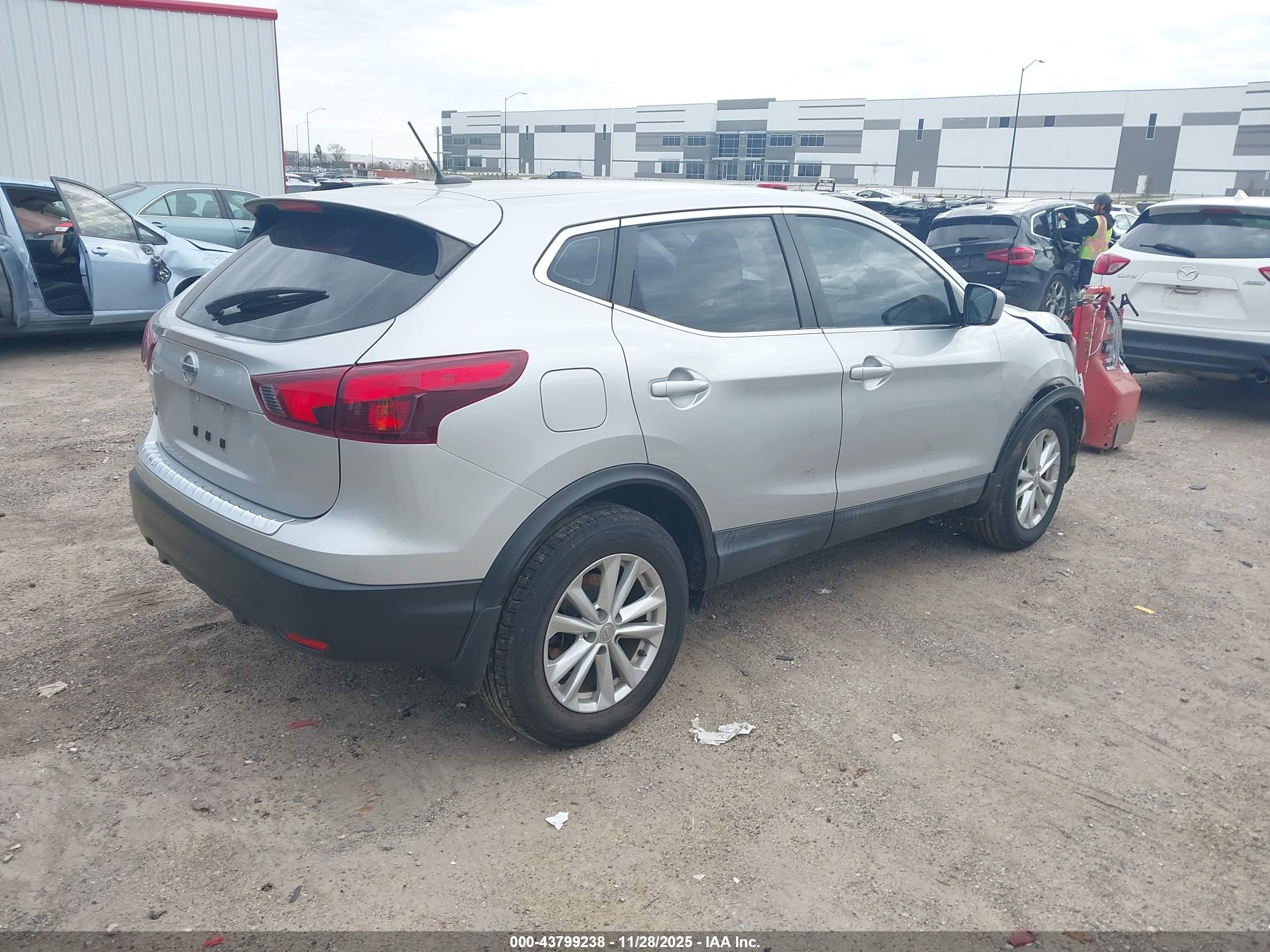 NISSAN ROGUE image 4