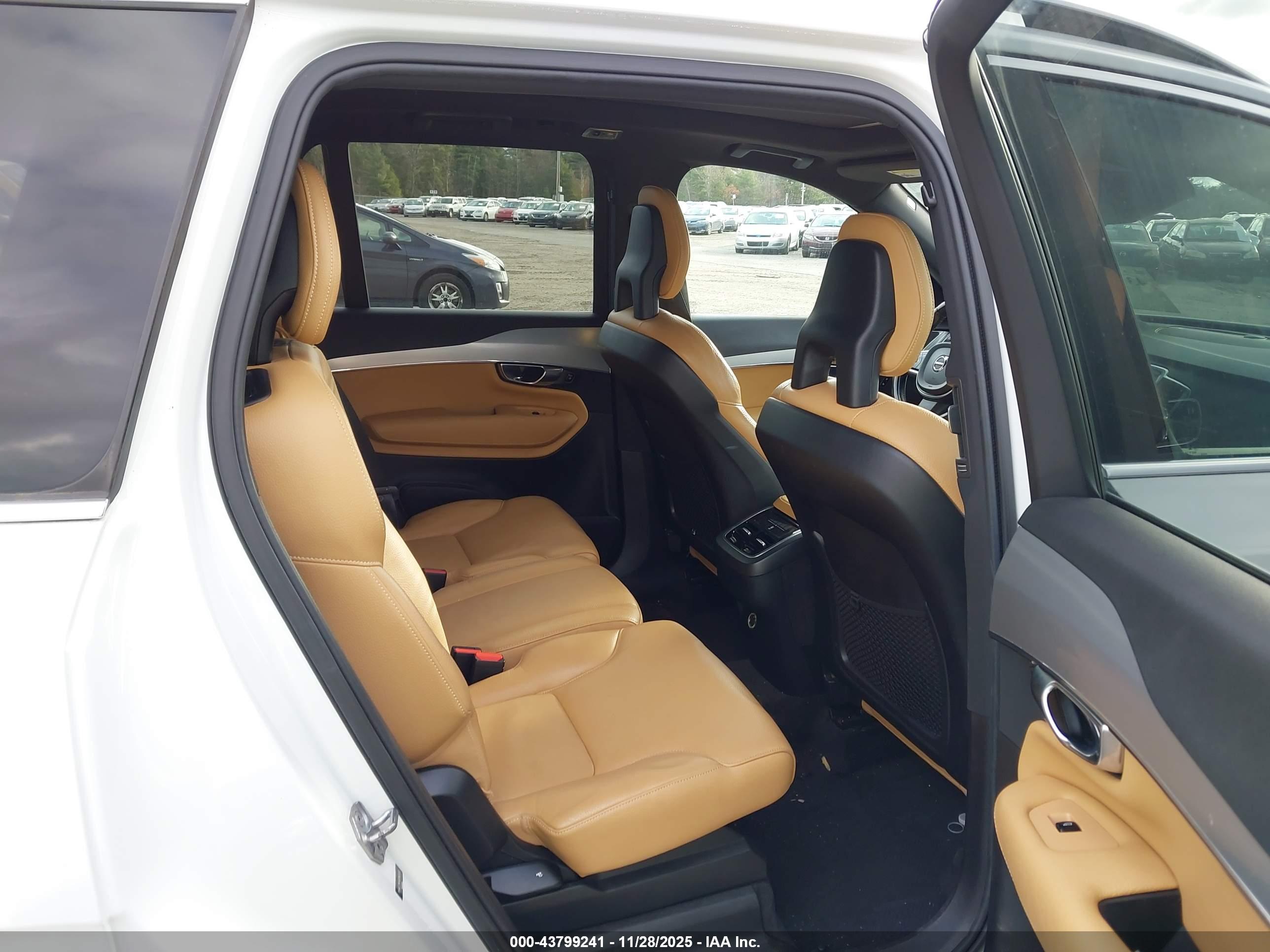 VOLVO XC90 image 8