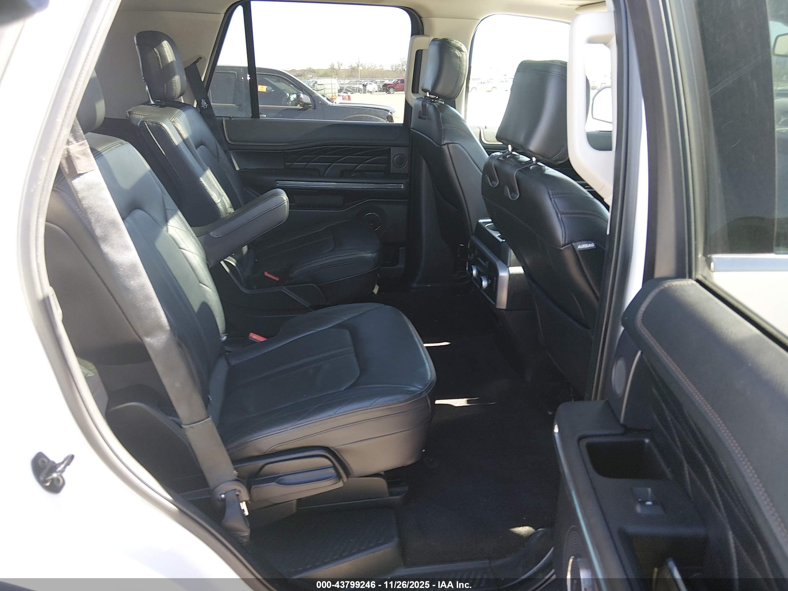 FORD EXPEDITION image 8