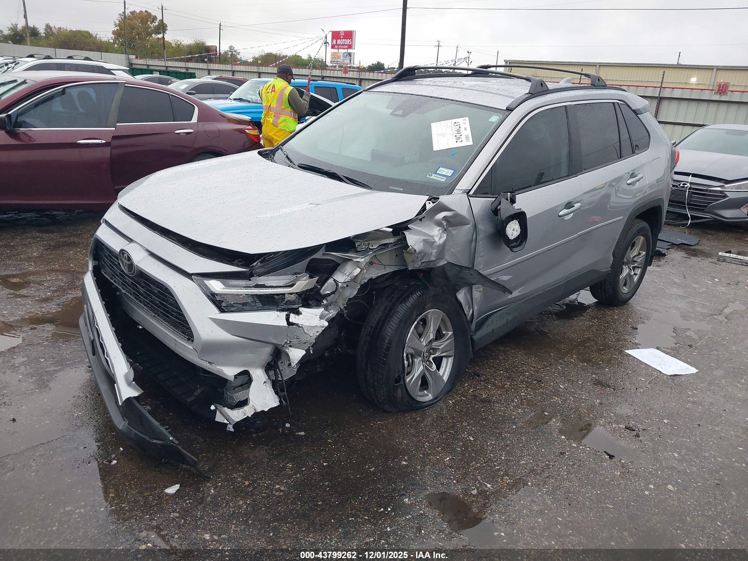 TOYOTA RAV4 image 2