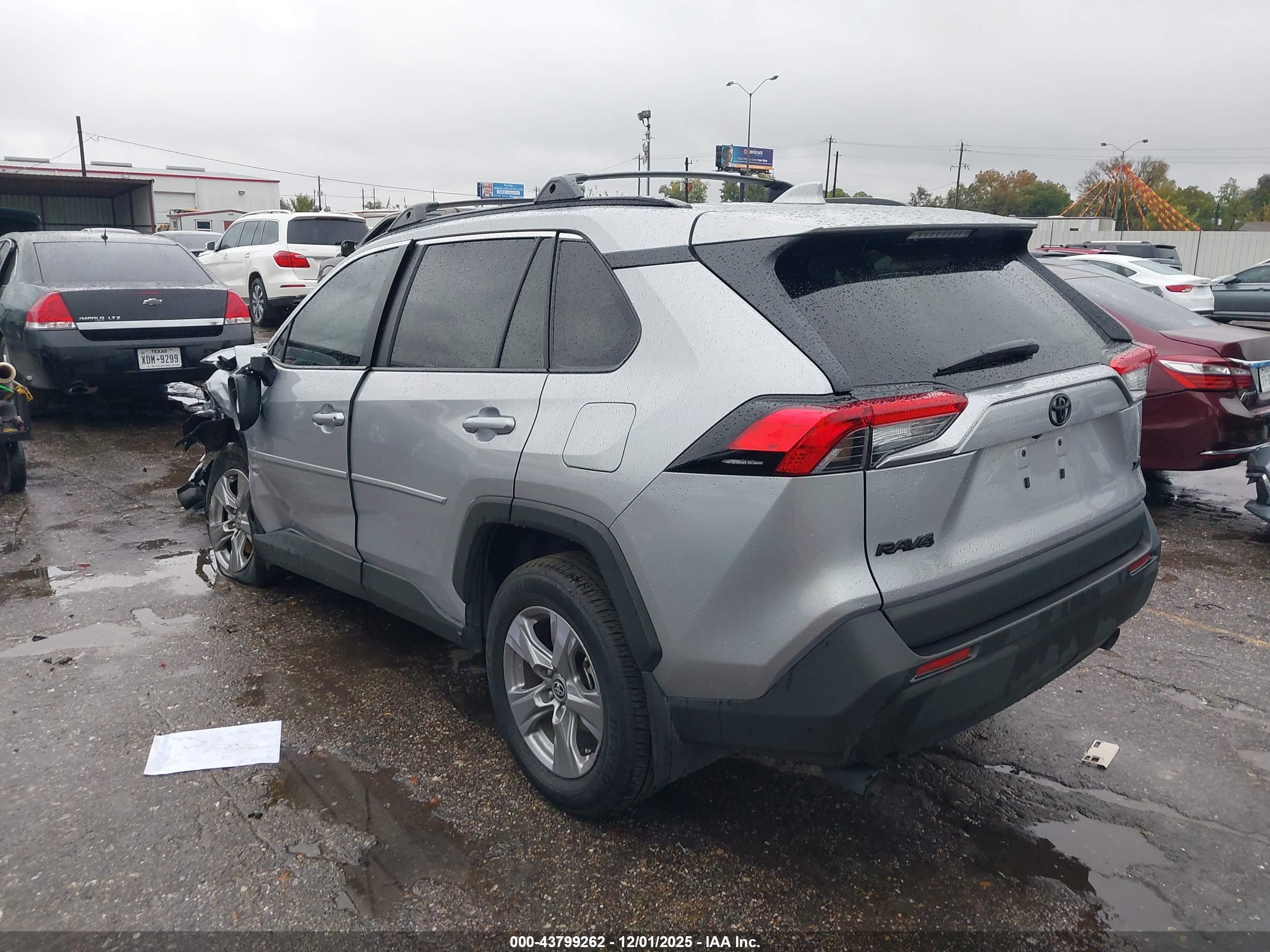 TOYOTA RAV4 image 3