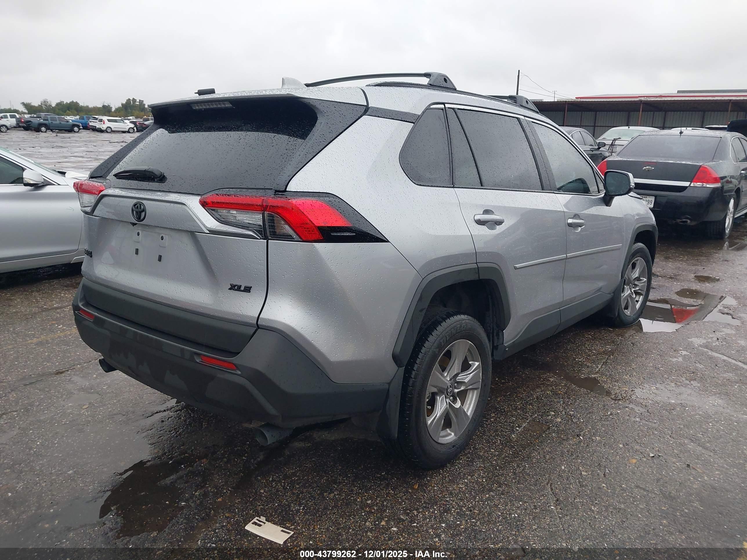 TOYOTA RAV4 image 4