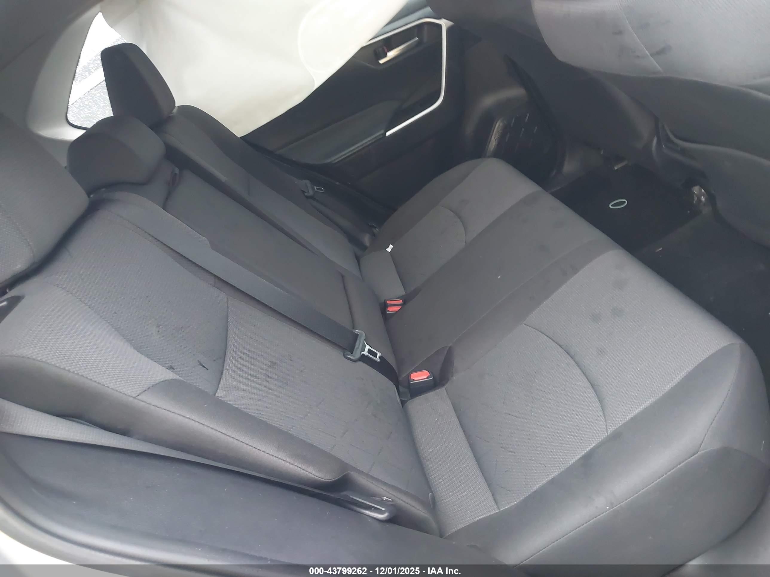TOYOTA RAV4 image 8