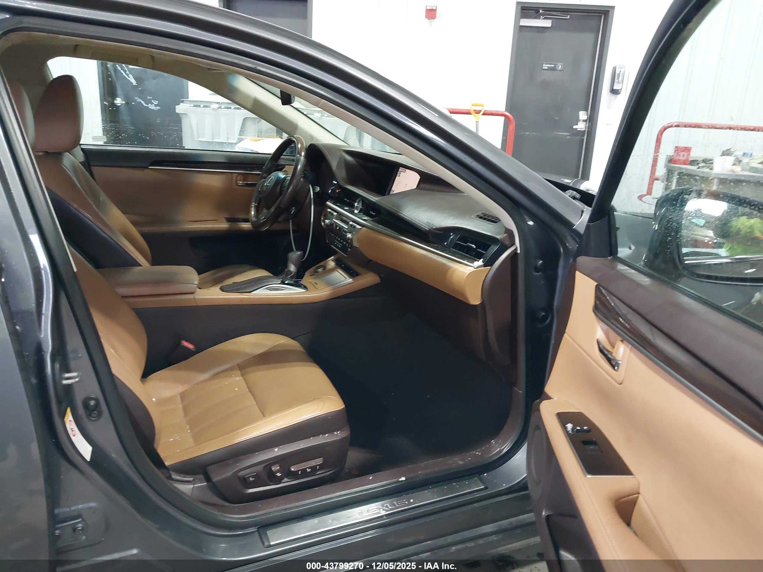 LEXUS ES image 5