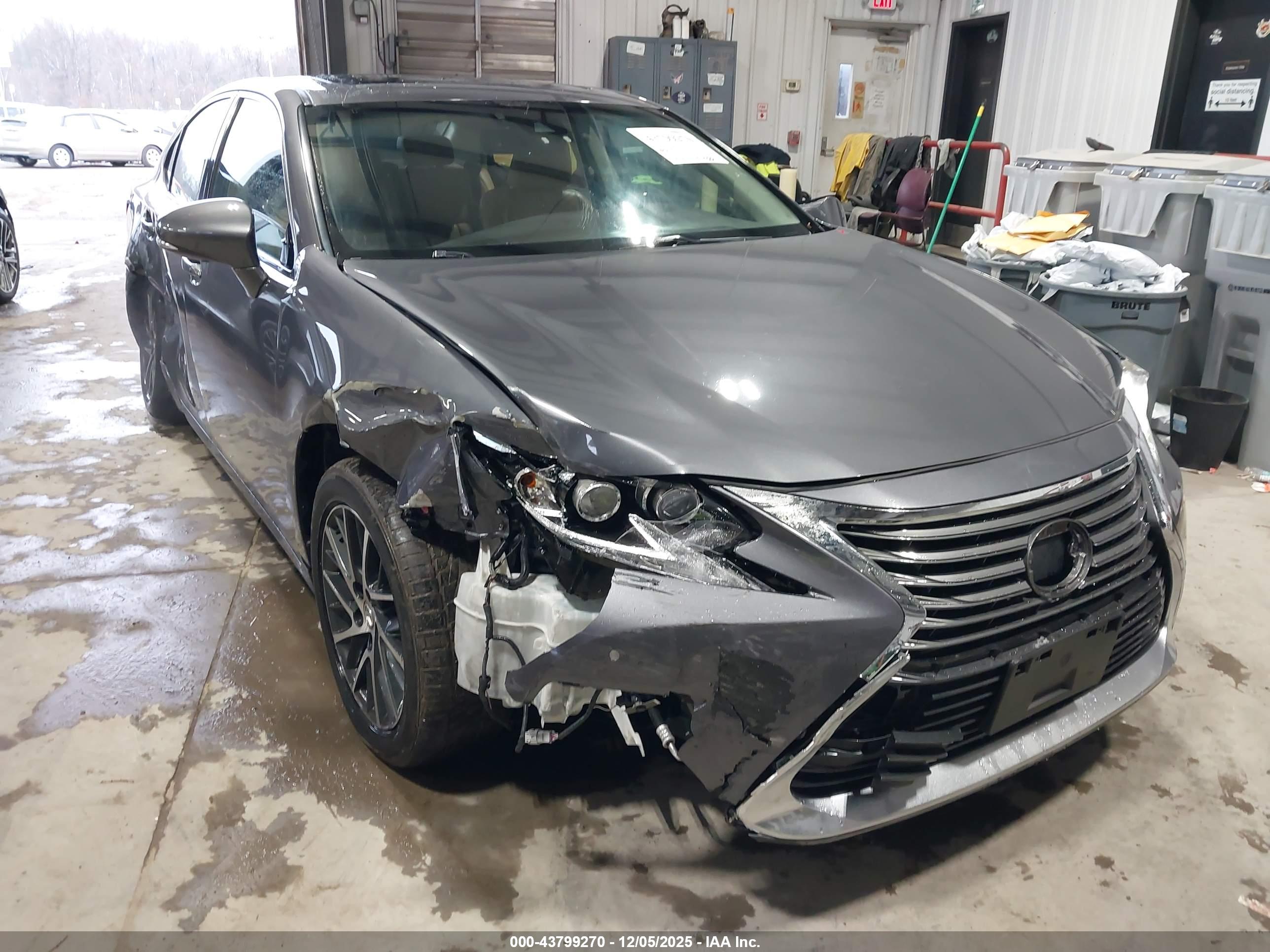 LEXUS ES image 6
