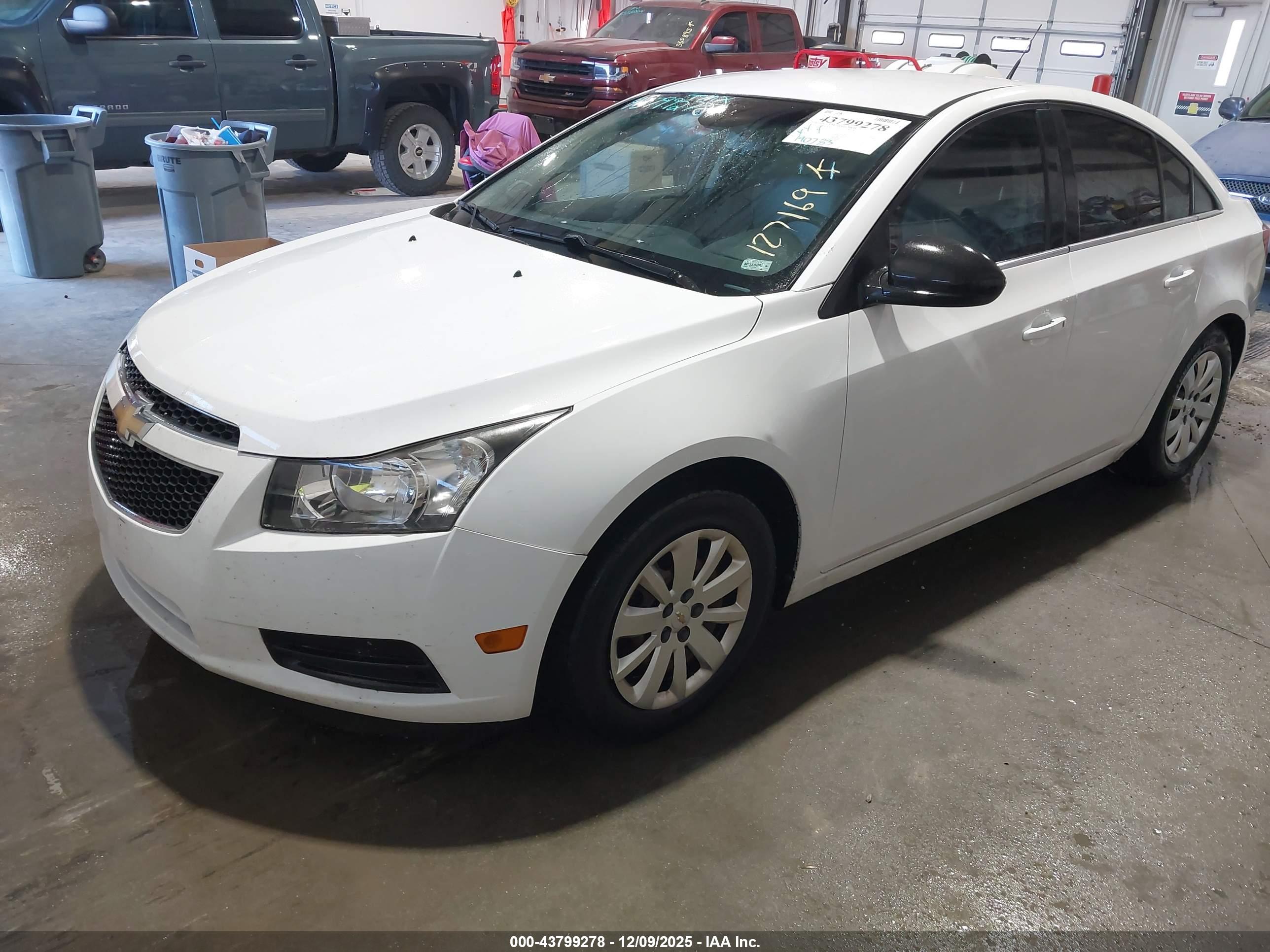 CHEVROLET CRUZE image 2