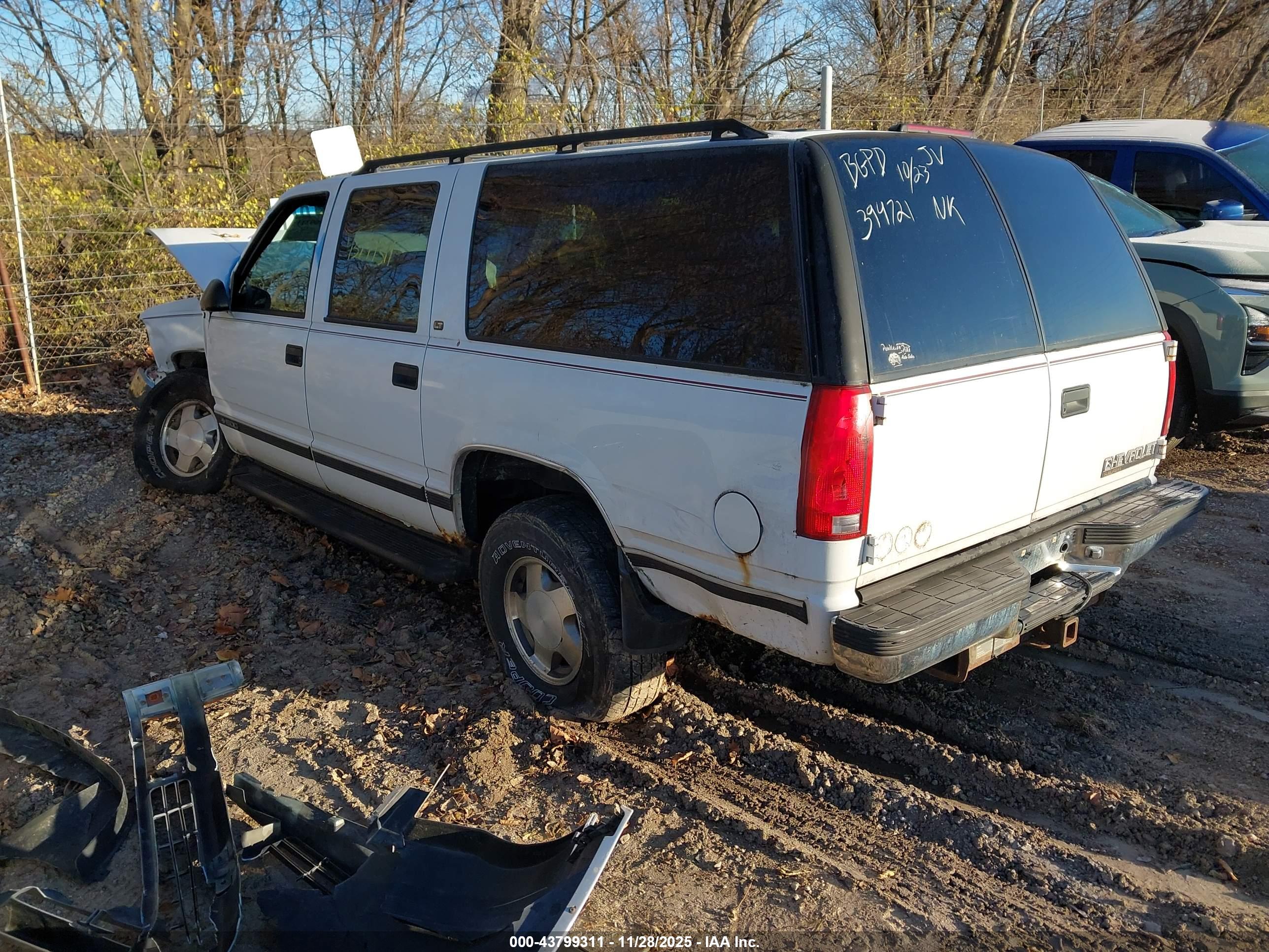 CHEVROLET SUBURBAN image 3