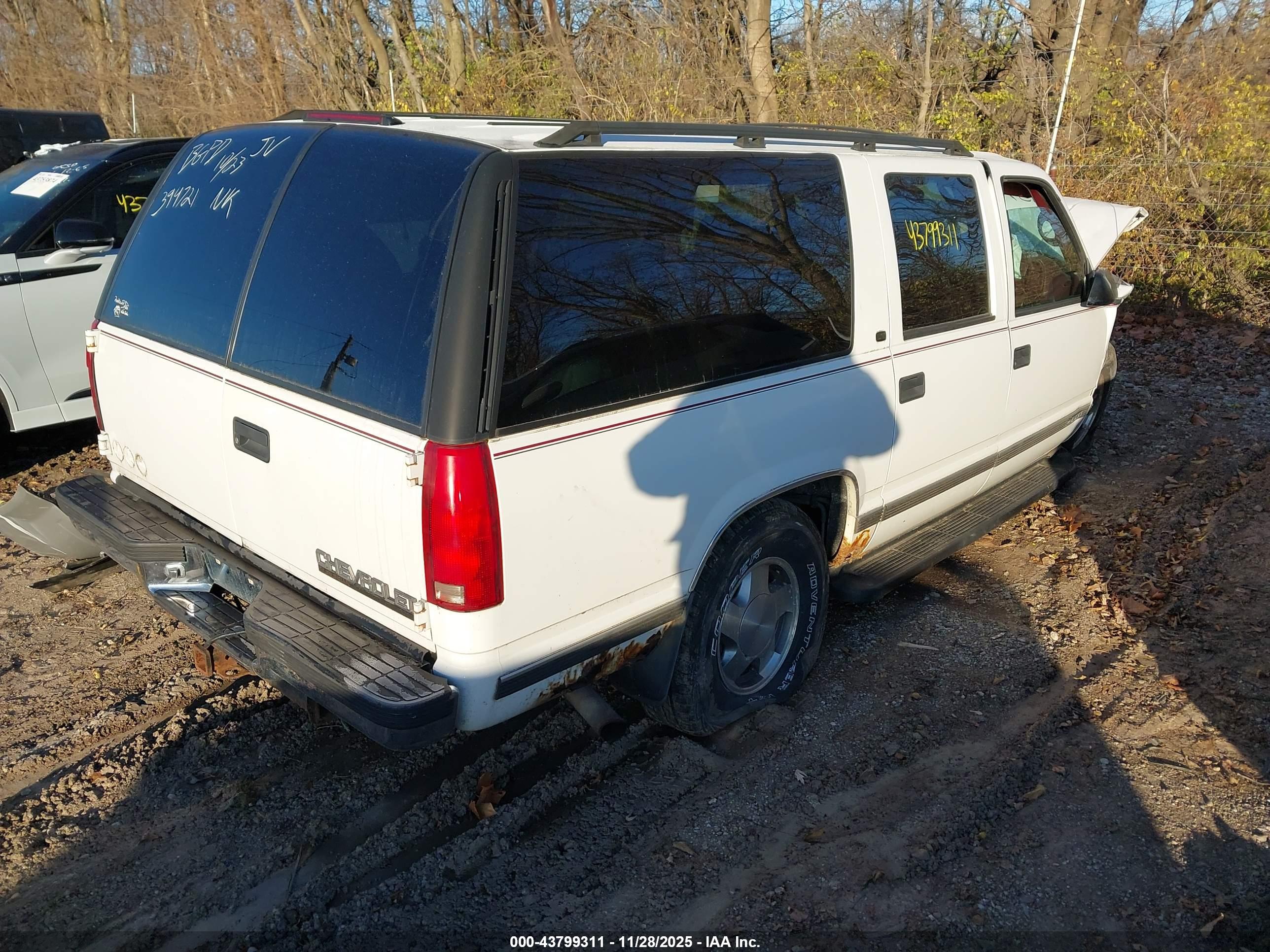 CHEVROLET SUBURBAN image 4