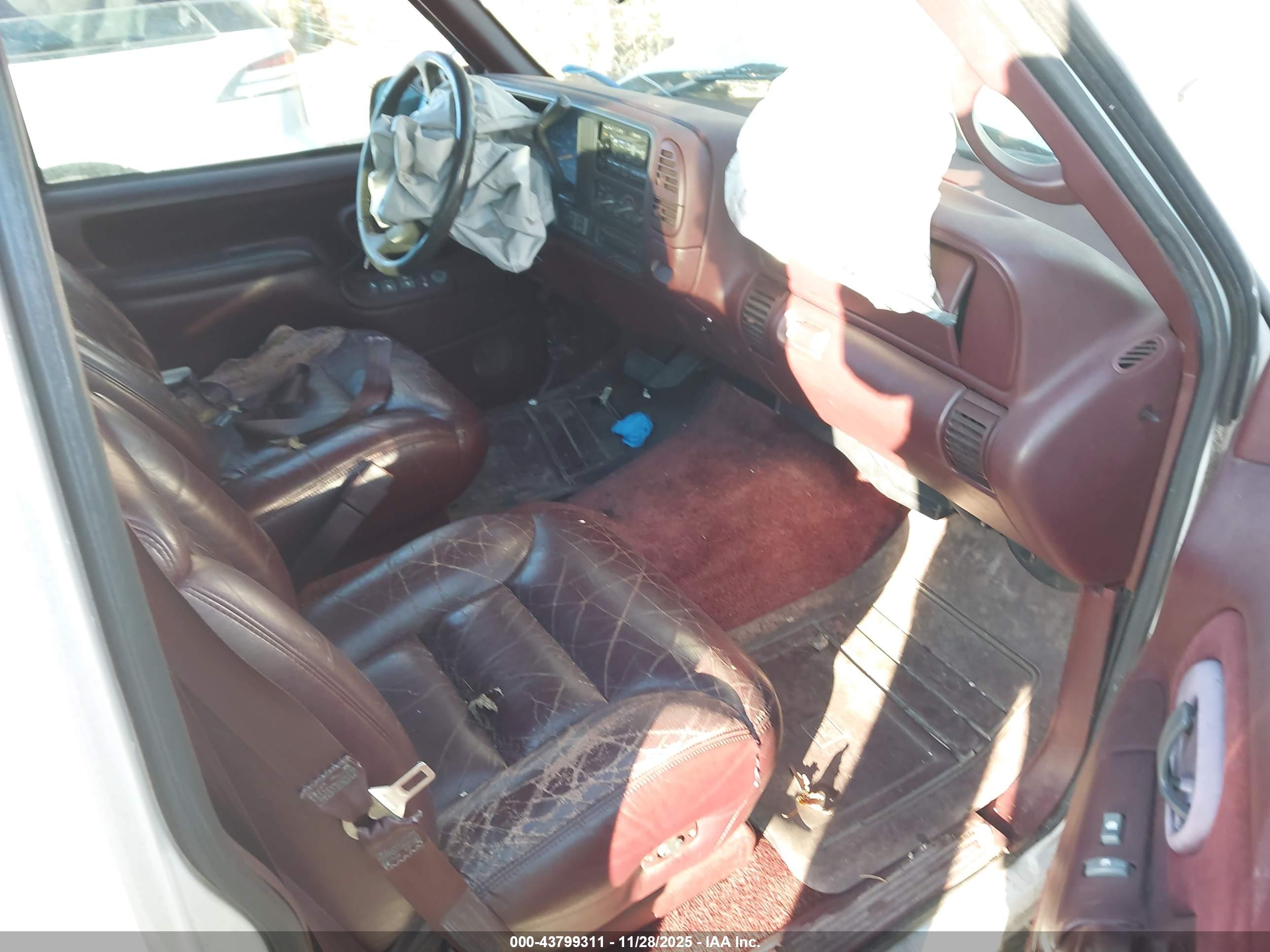CHEVROLET SUBURBAN image 5