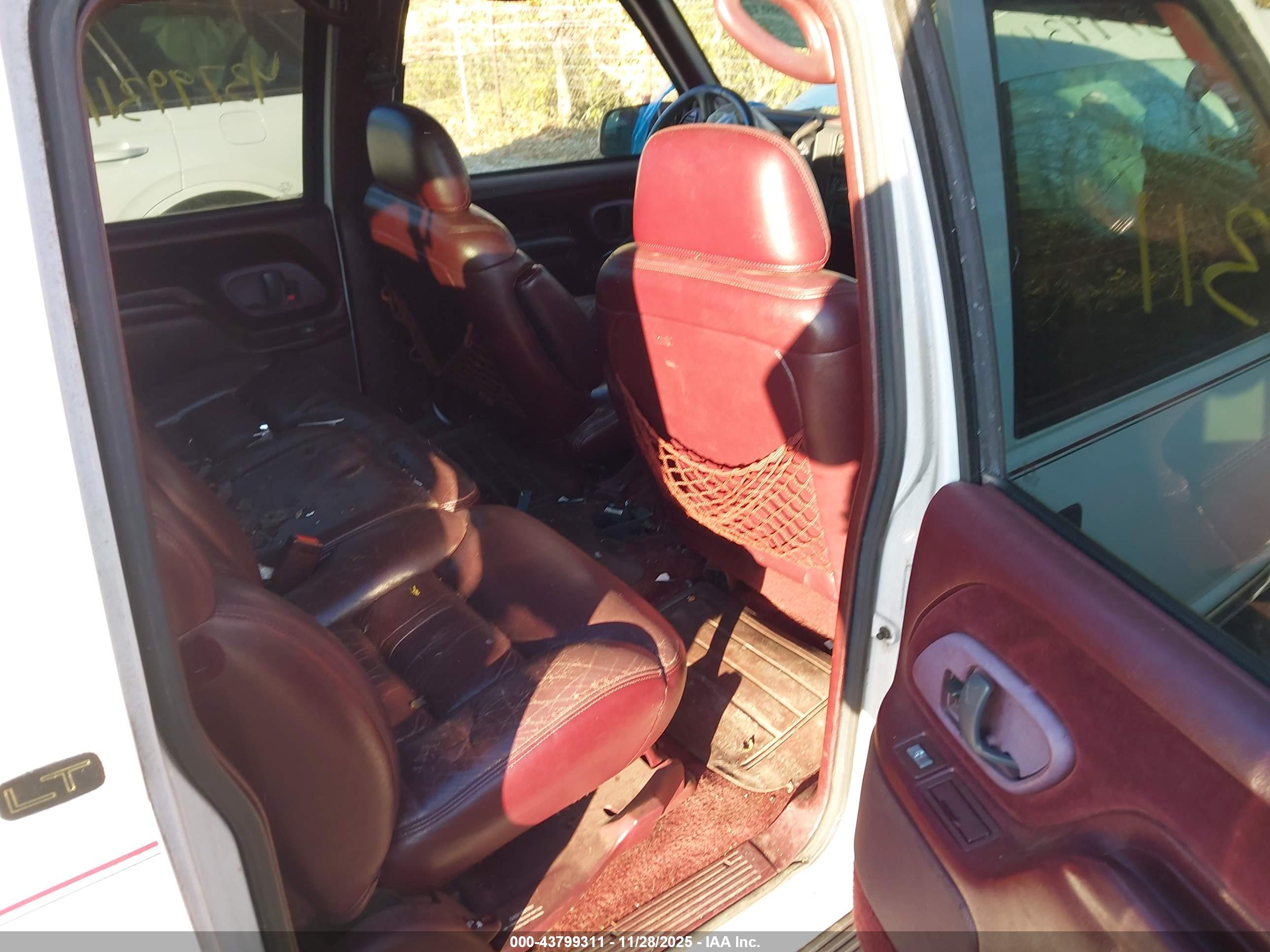 CHEVROLET SUBURBAN image 8