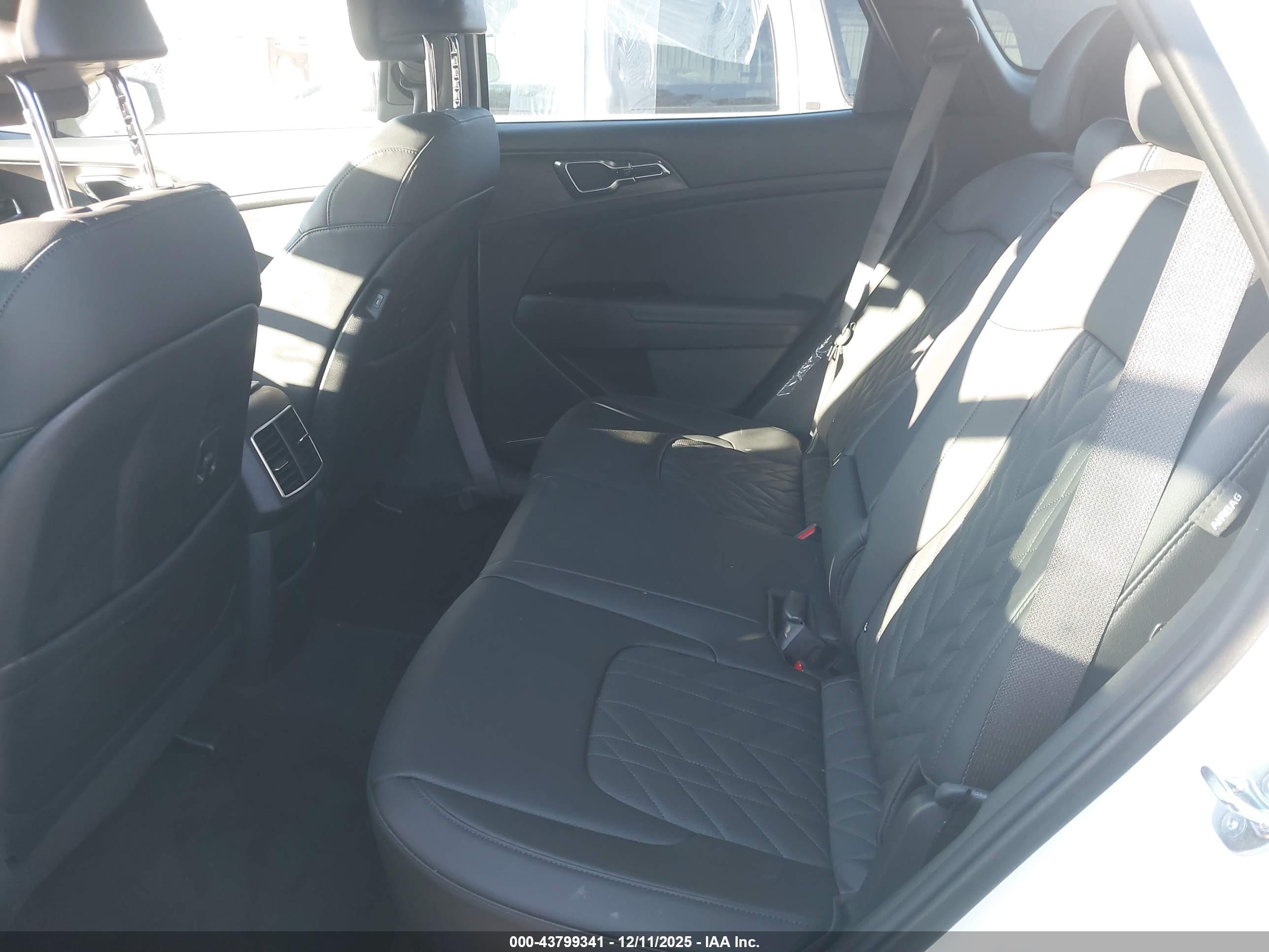 KIA SPORTAGE image 8