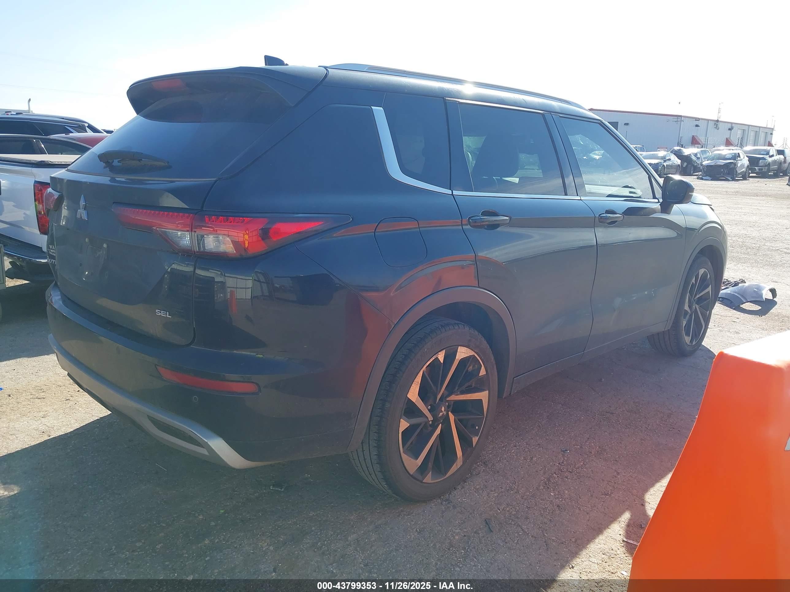 MITSUBISHI OUTLANDER image 4