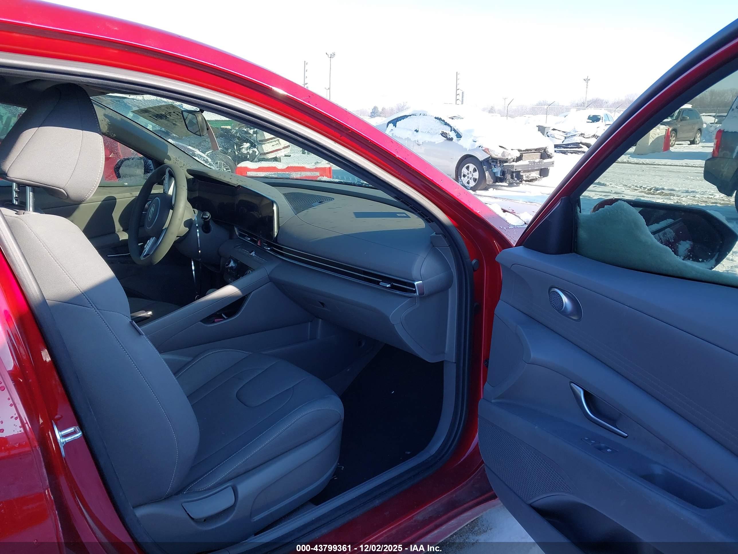 HYUNDAI ELANTRA image 5