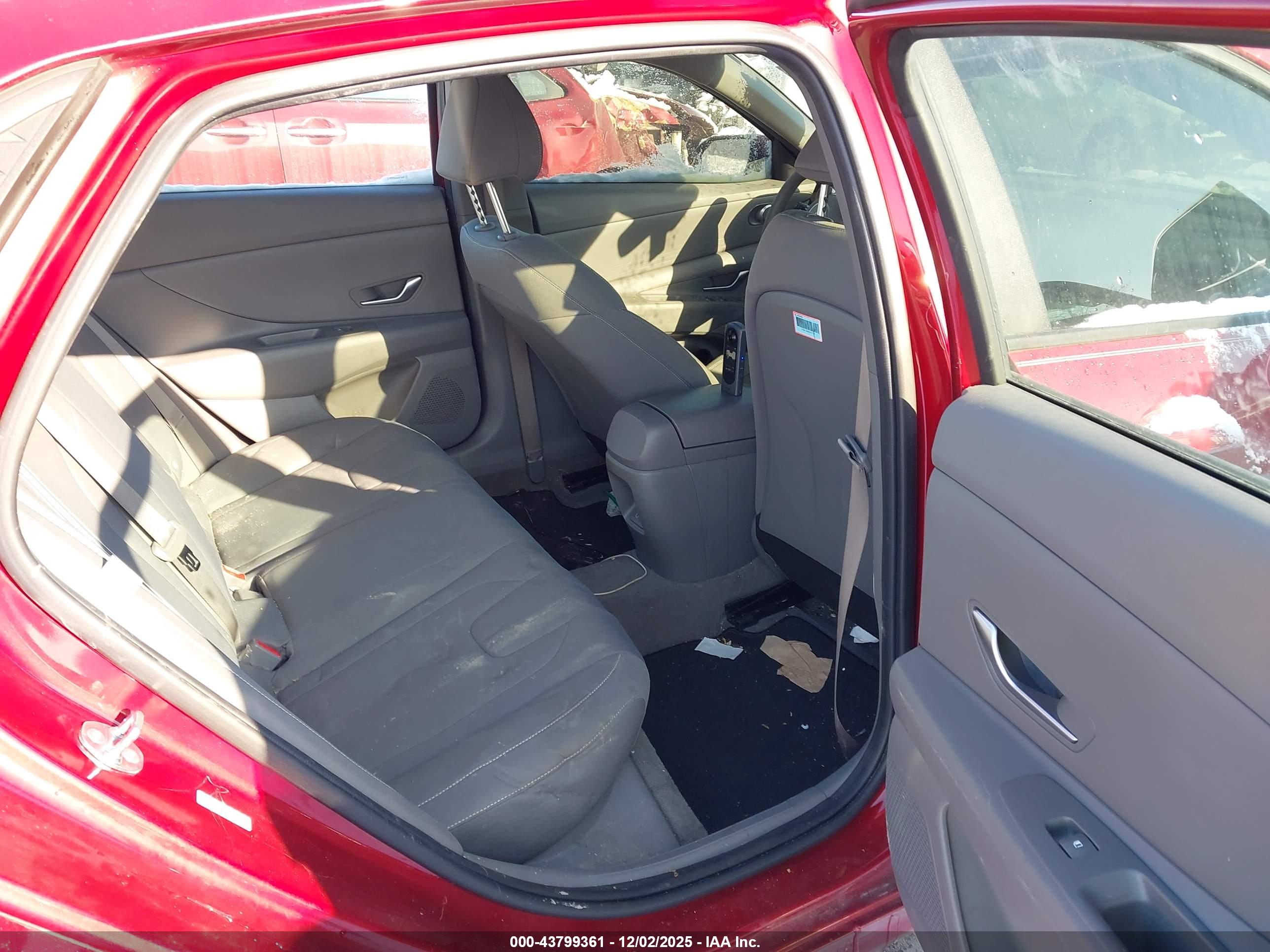 HYUNDAI ELANTRA image 8