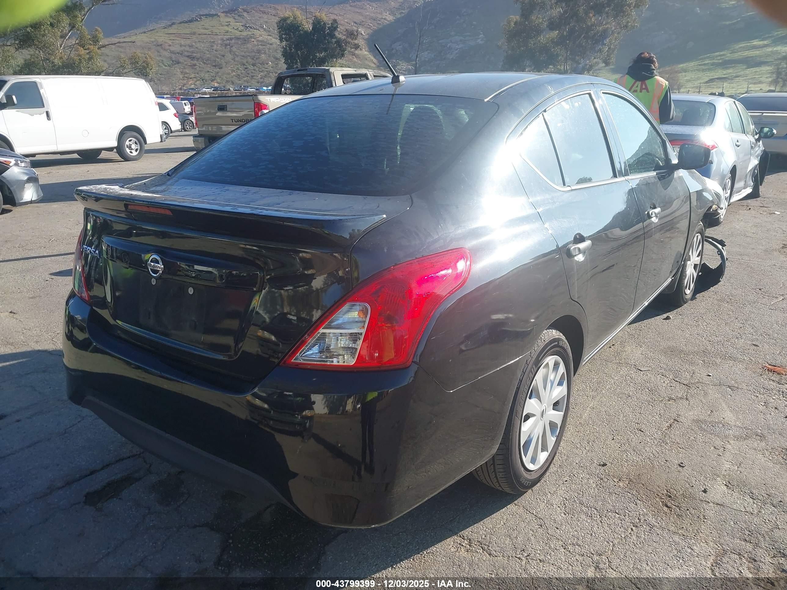 NISSAN VERSA image 4