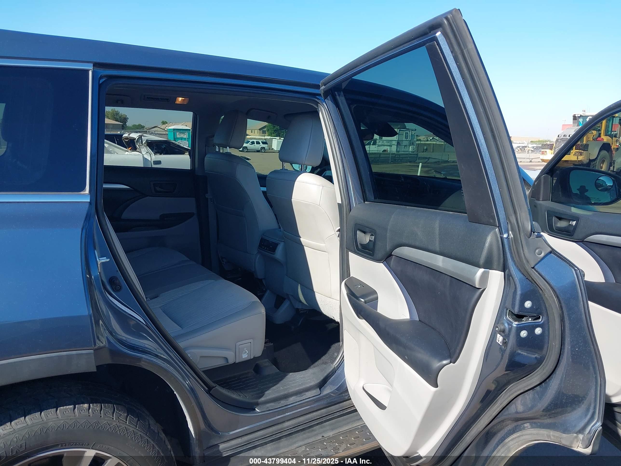 TOYOTA HIGHLANDER image 8