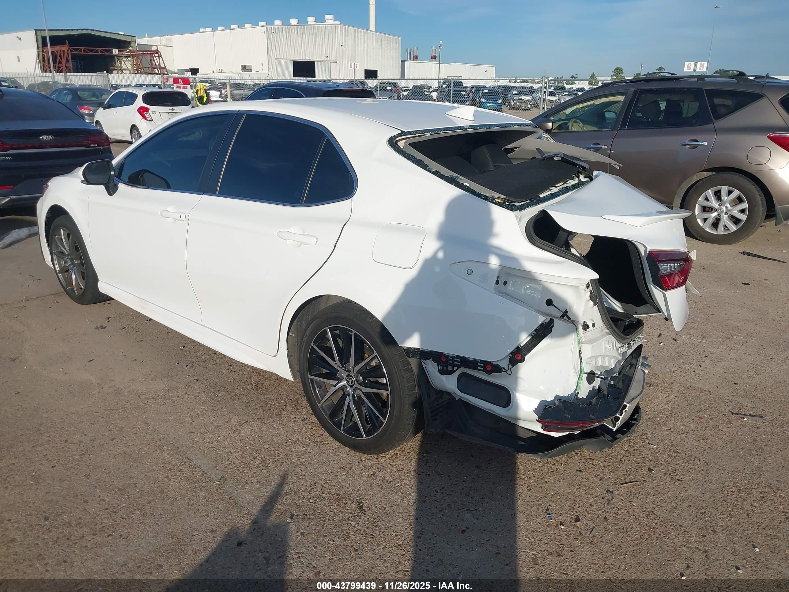 TOYOTA CAMRY image 3