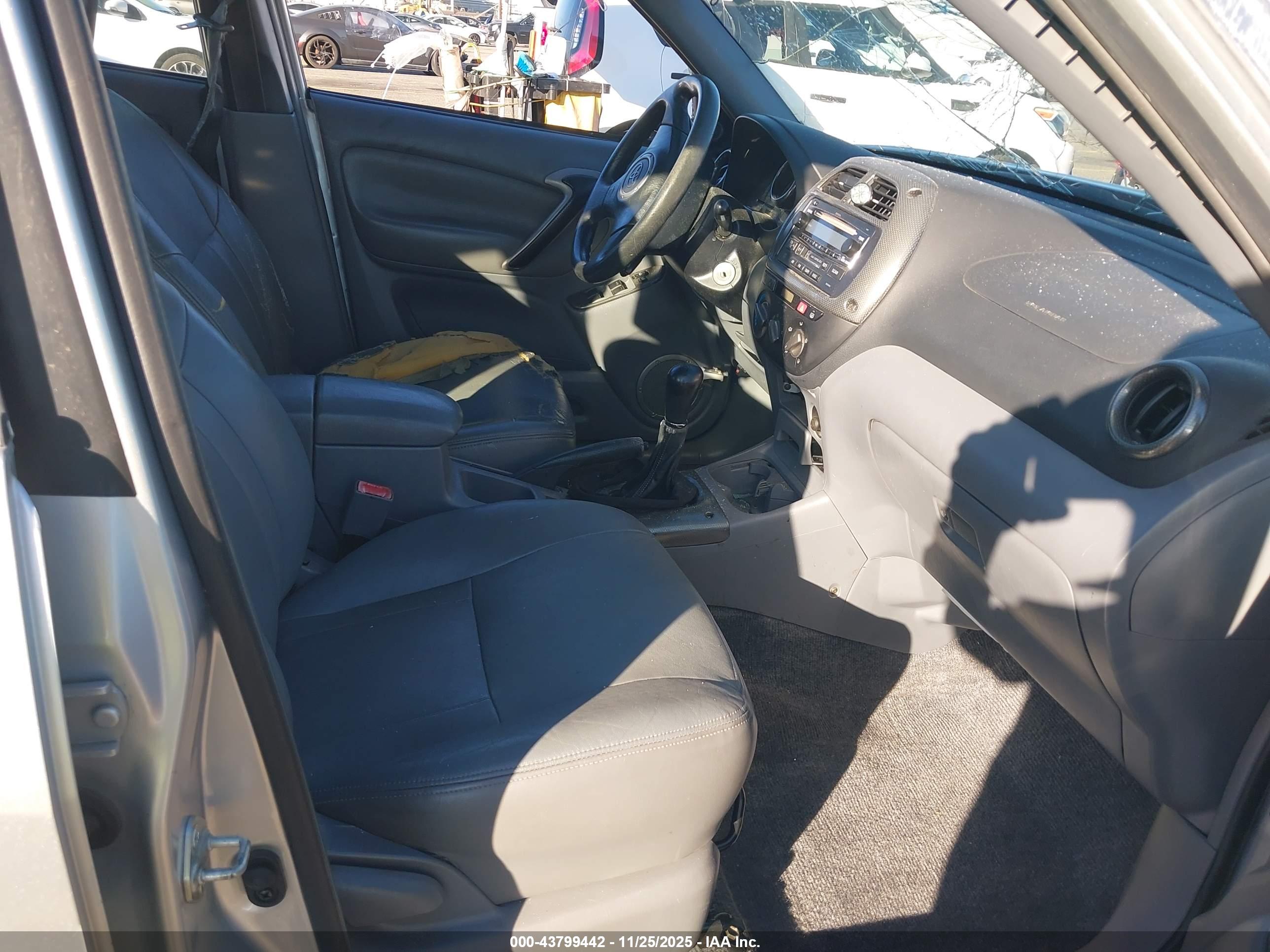 TOYOTA RAV4 image 5
