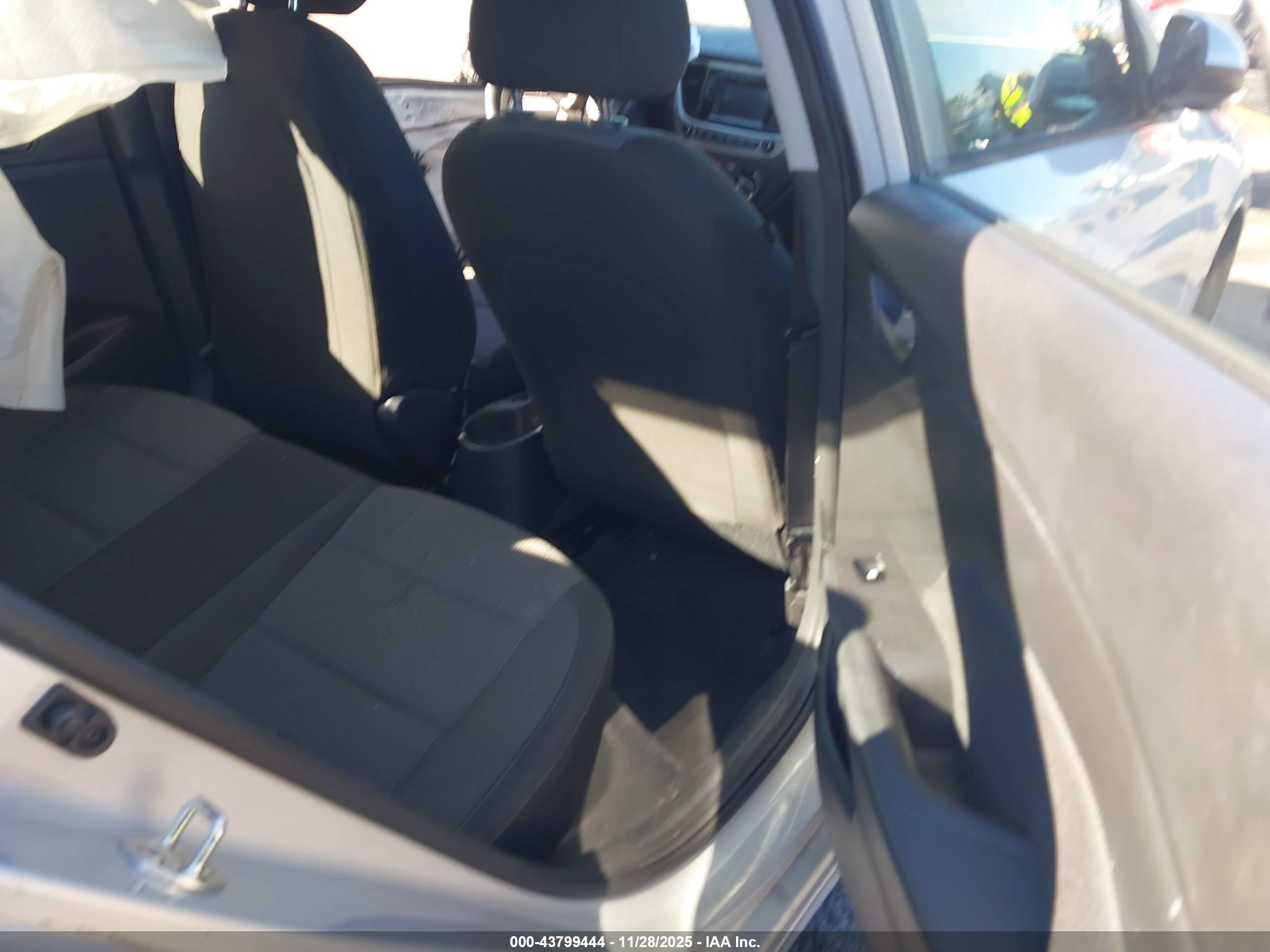HYUNDAI ACCENT image 8
