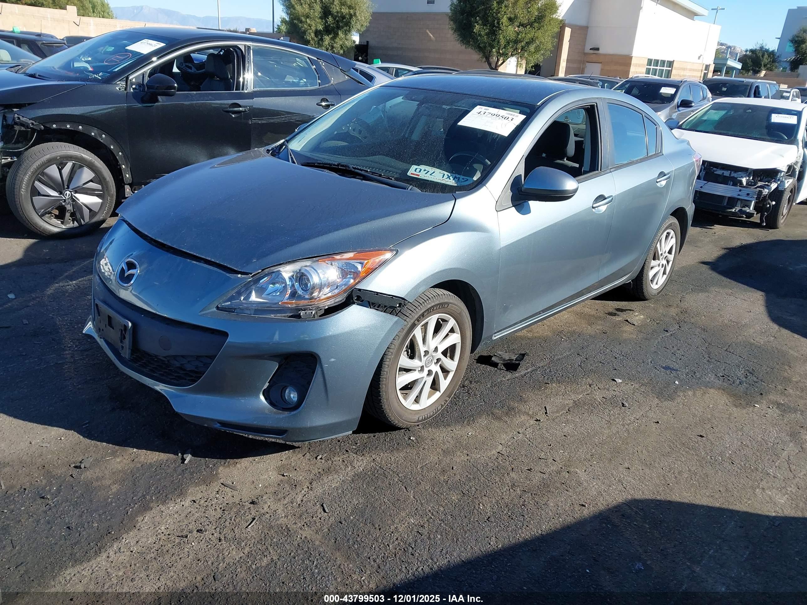 MAZDA MAZDA3 image 2