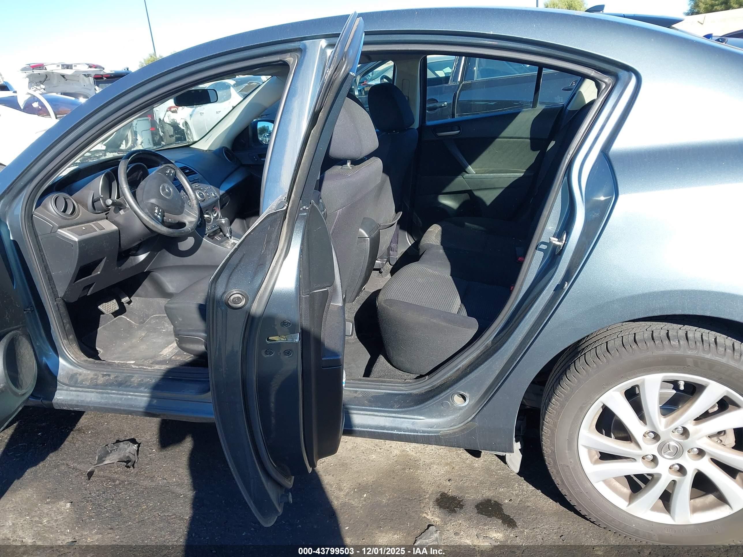 MAZDA MAZDA3 image 8