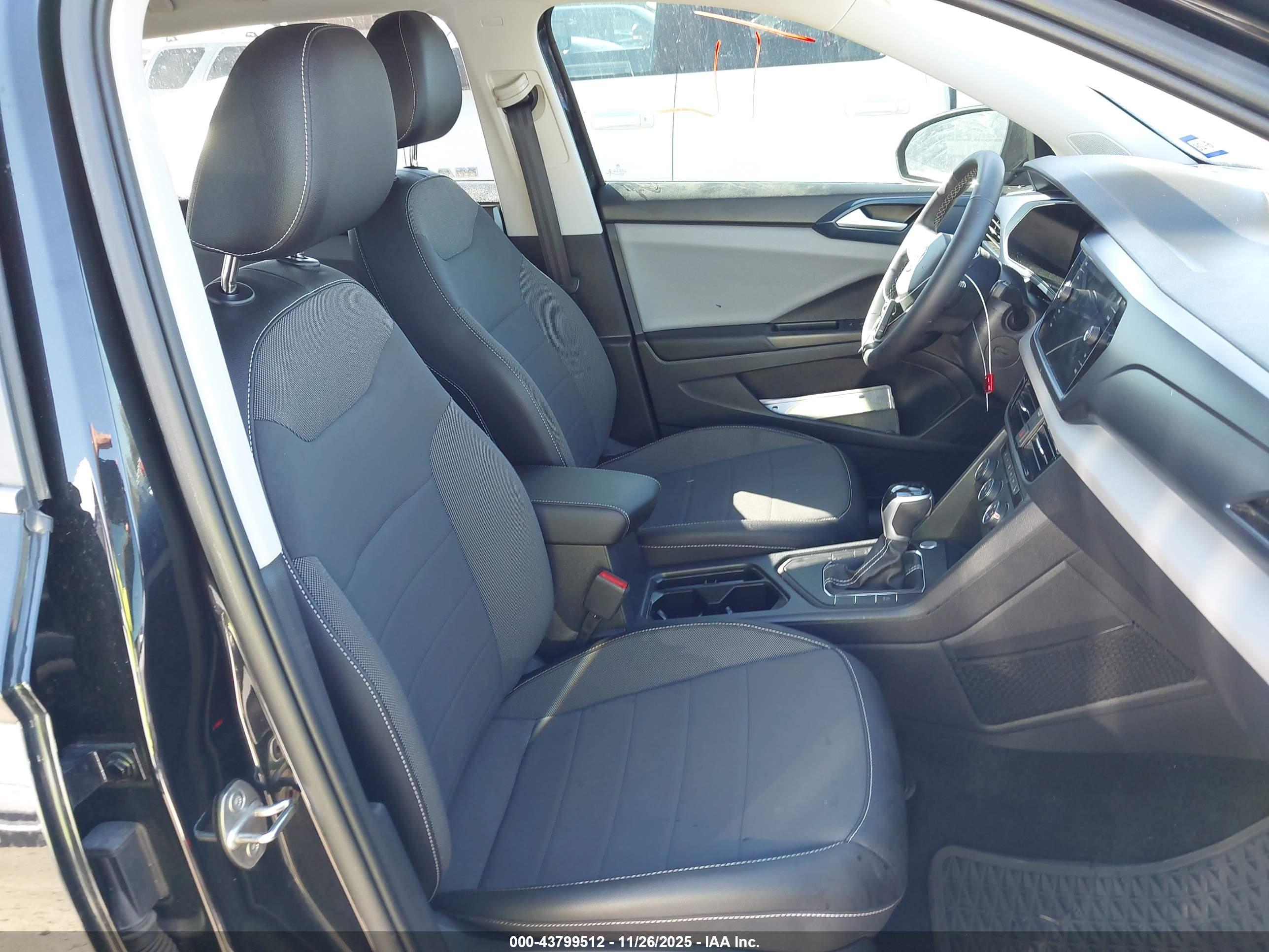 VOLKSWAGEN TAOS image 5