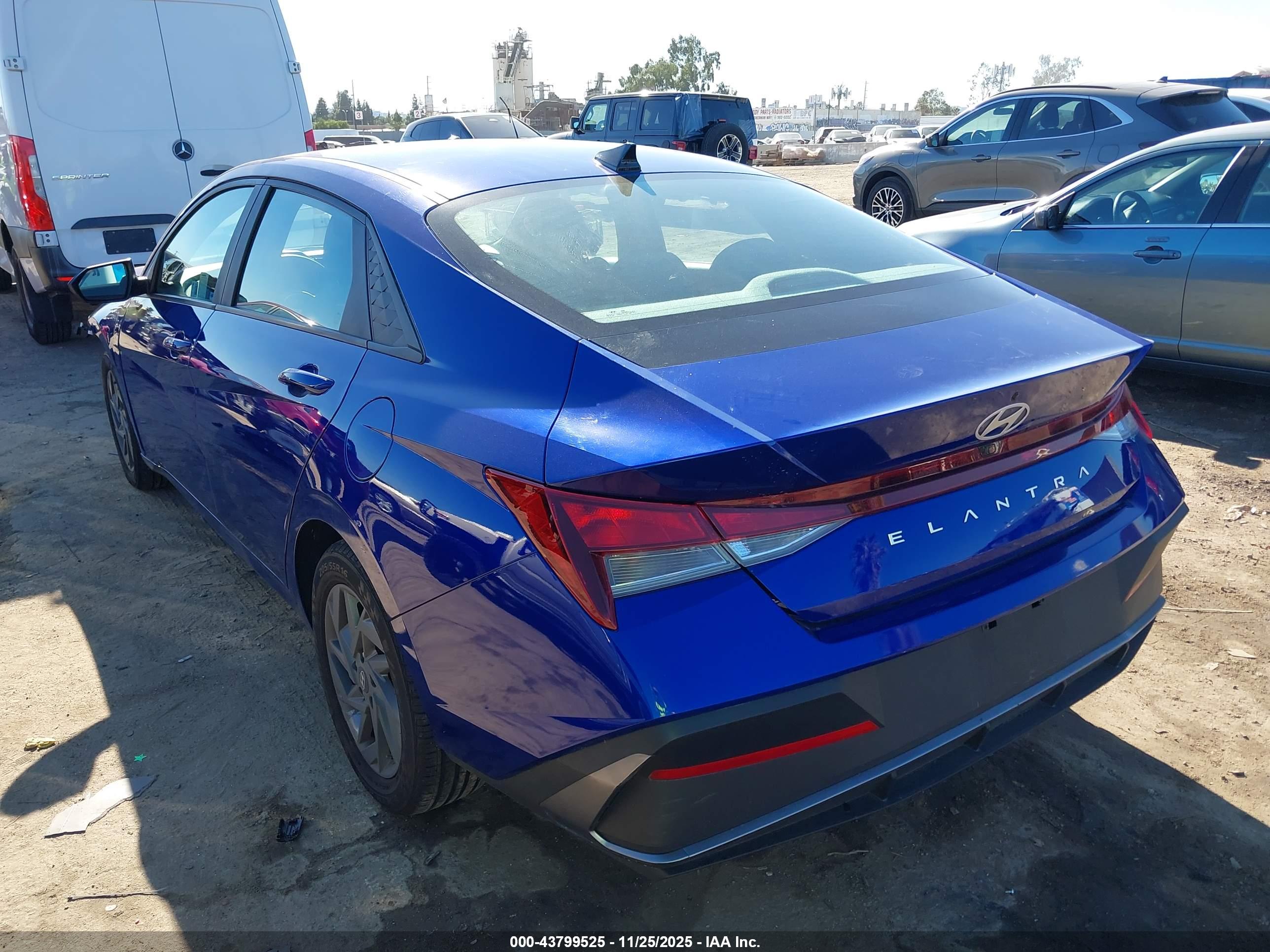 HYUNDAI ELANTRA image 3