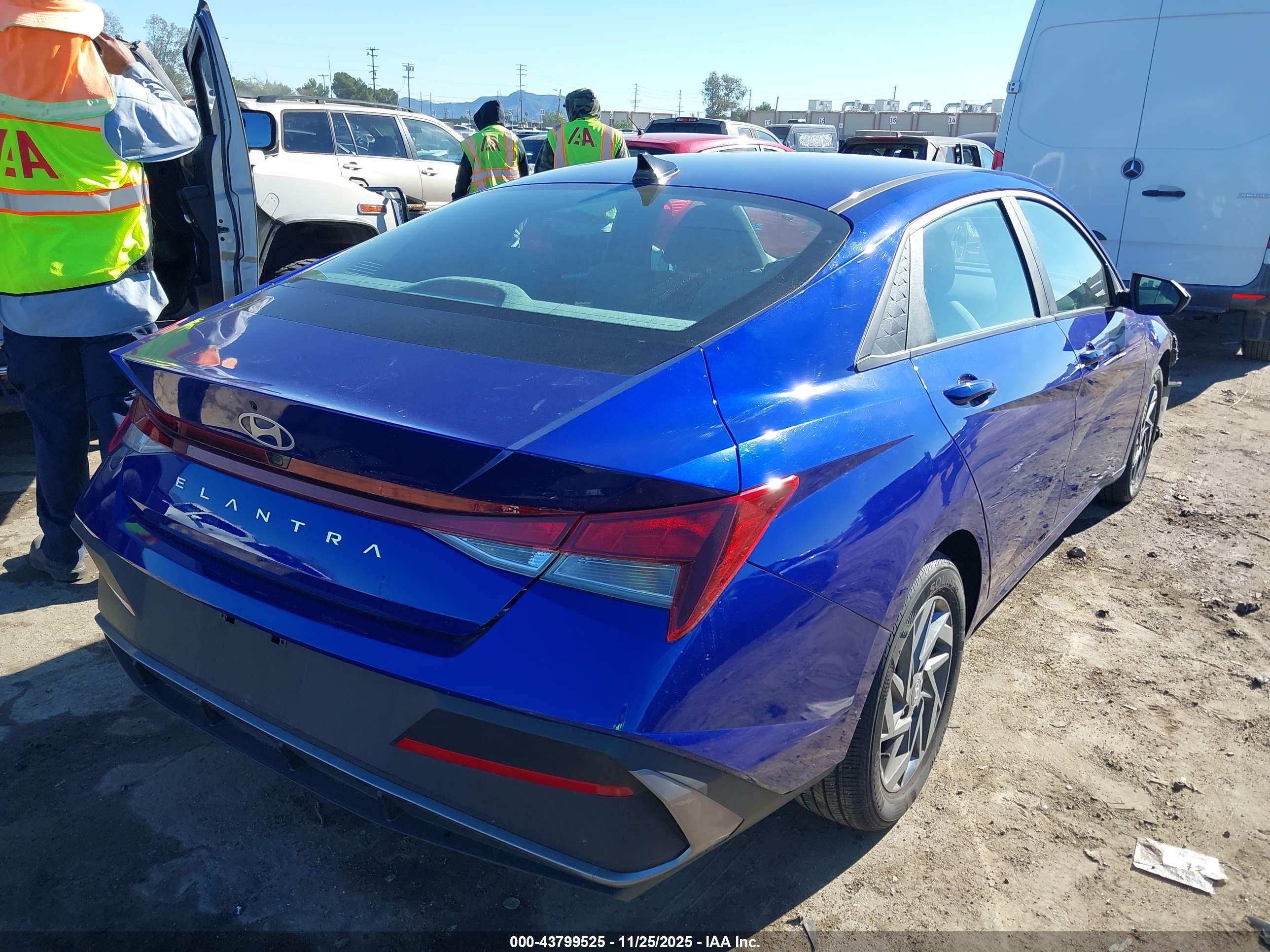 HYUNDAI ELANTRA image 4