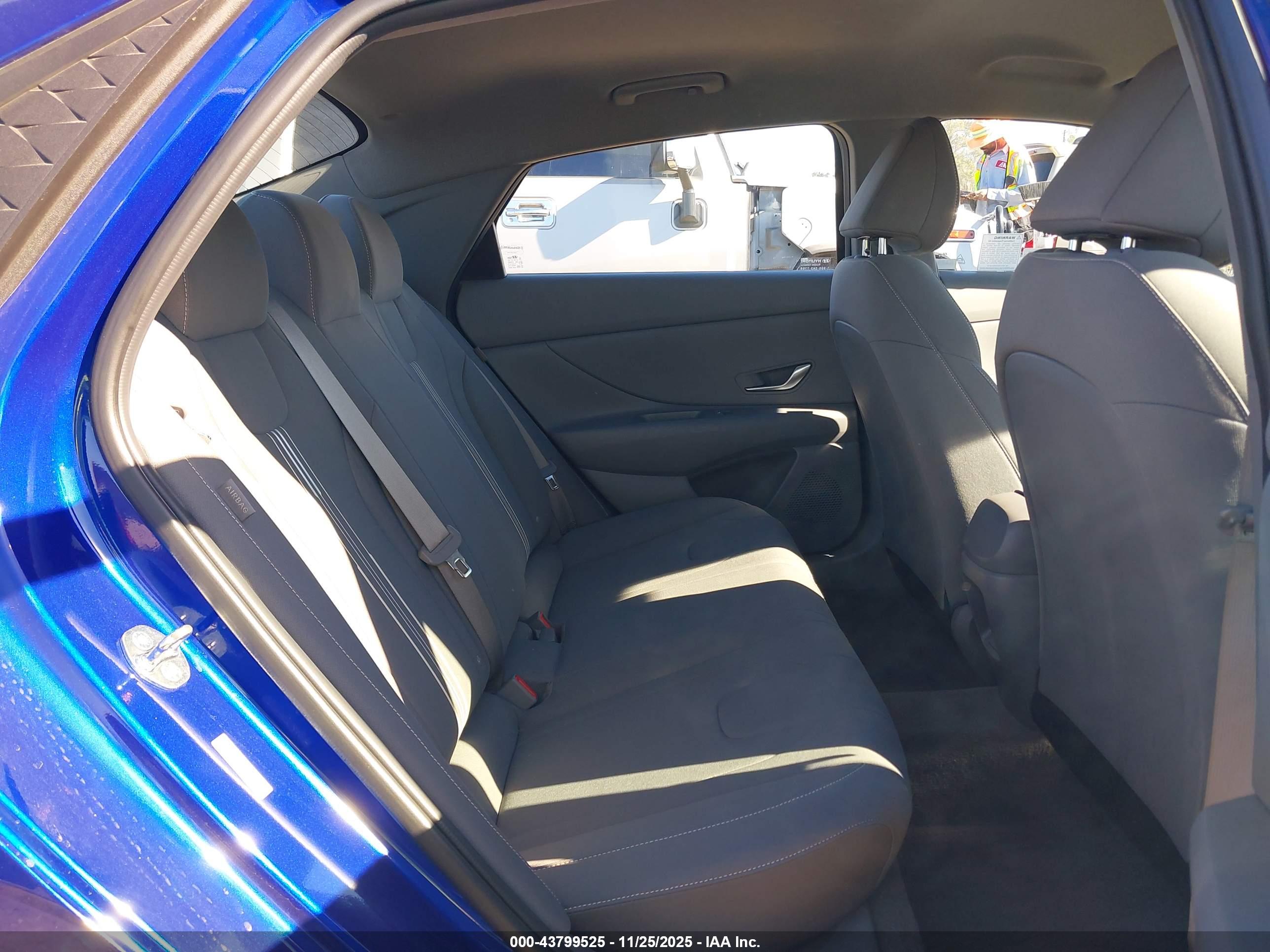 HYUNDAI ELANTRA image 8
