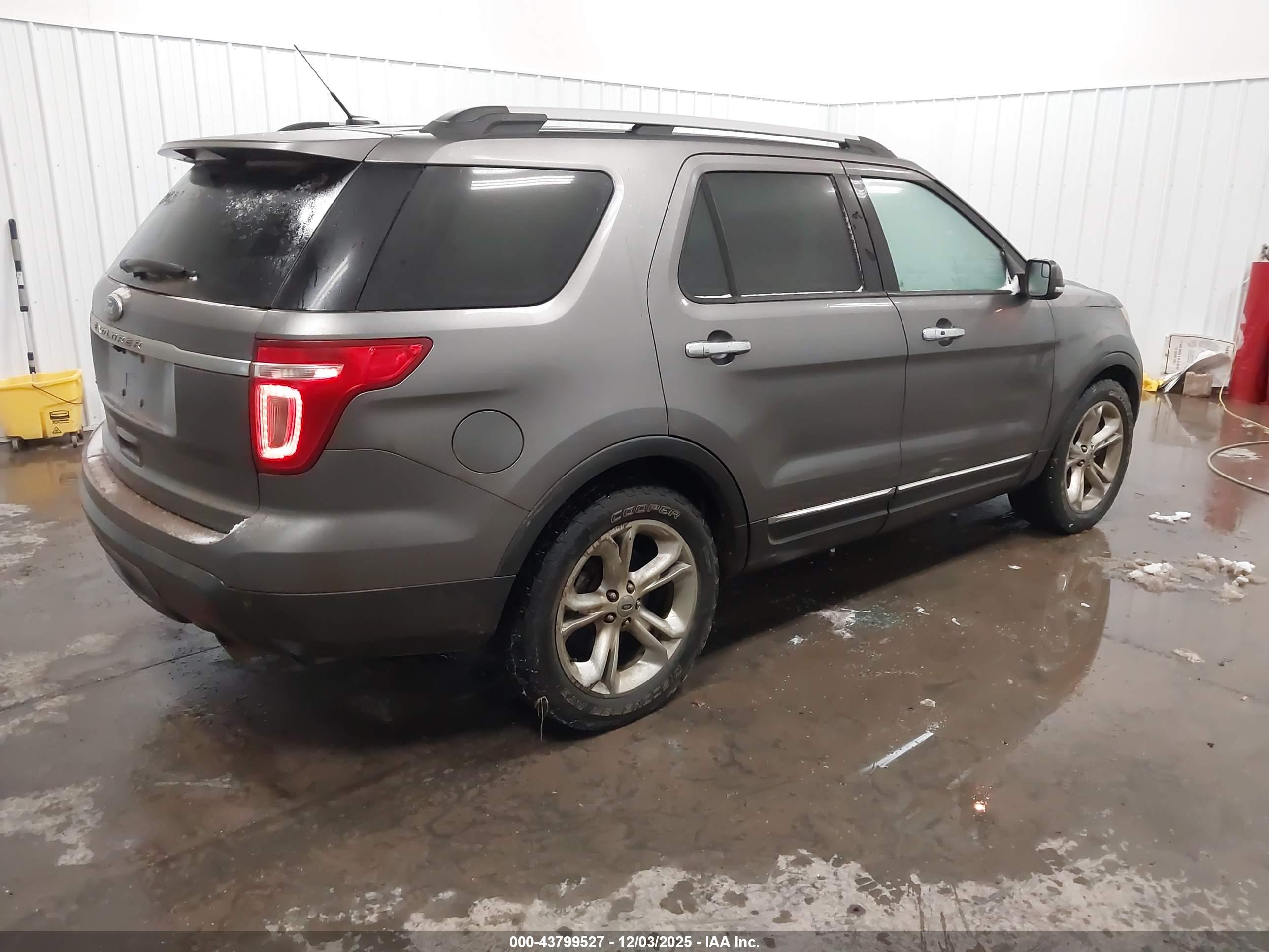 FORD EXPLORER image 4