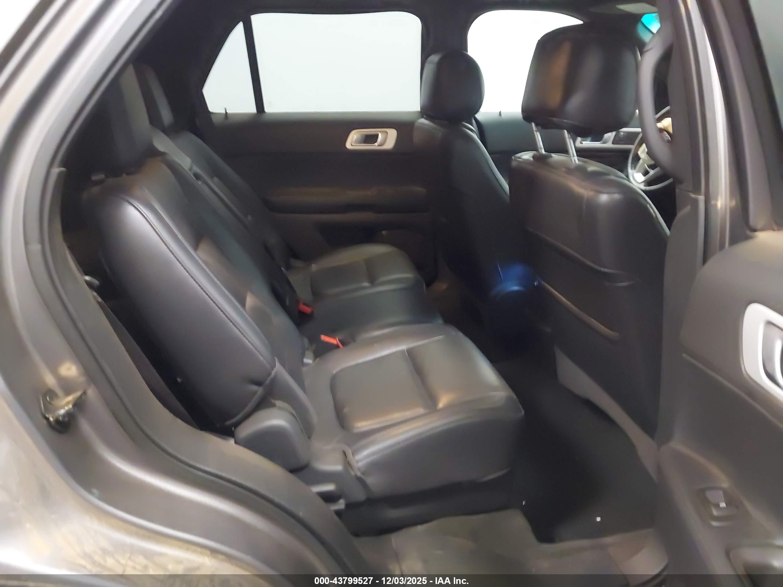 FORD EXPLORER image 8